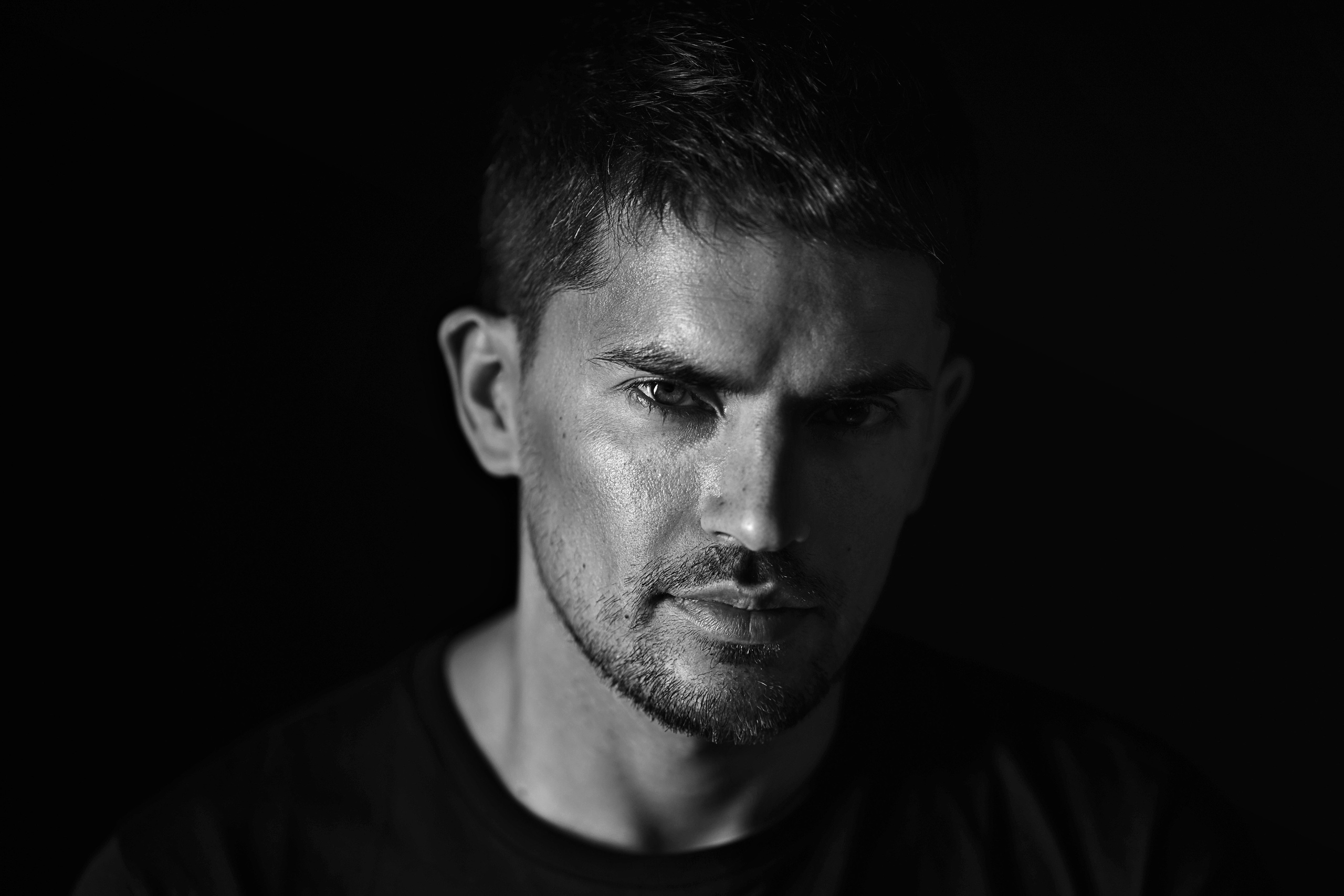 Retrato masculino tipo business, fondo oscuro