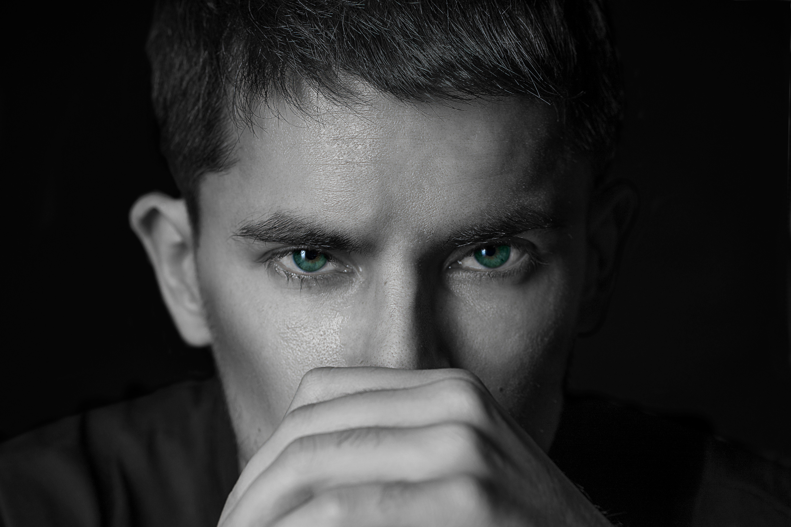 Чб портрет мужчины с зелеными глазами.