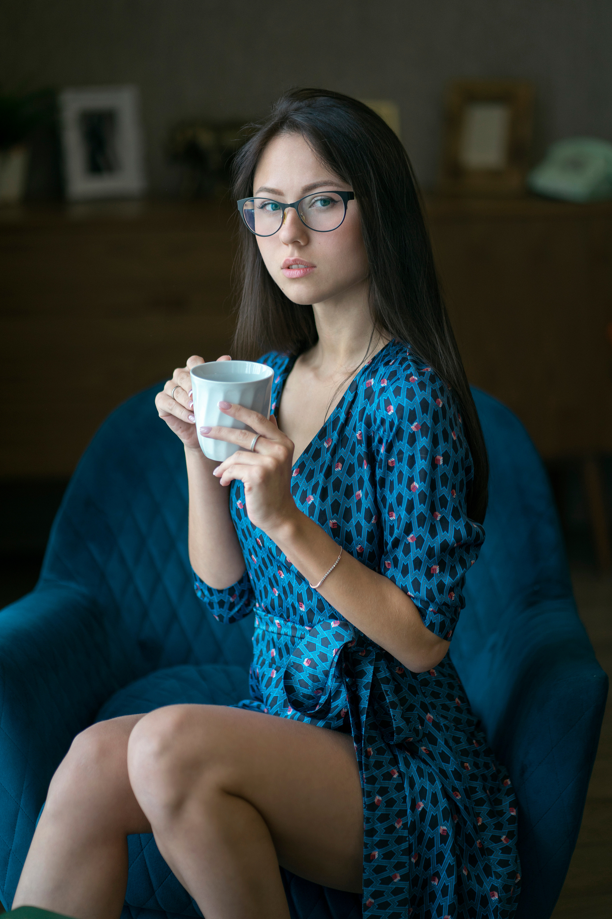 Девушка с чашкой студийная фотосессия.