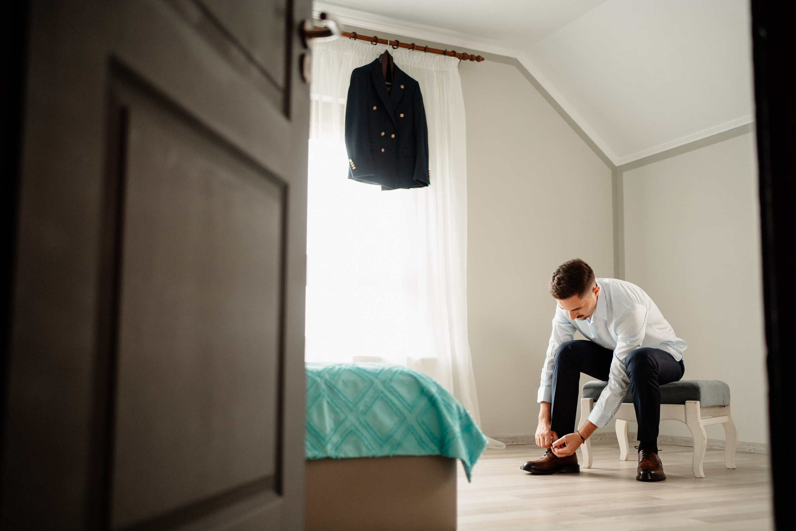 Moment emoționant între miri în ziua nunții, surprins într-un cadru natural și romantic, la Reina Events. Fotografie de nuntă profesională, editată artistic pentru a evidenția emoția și eleganța evenimentului.