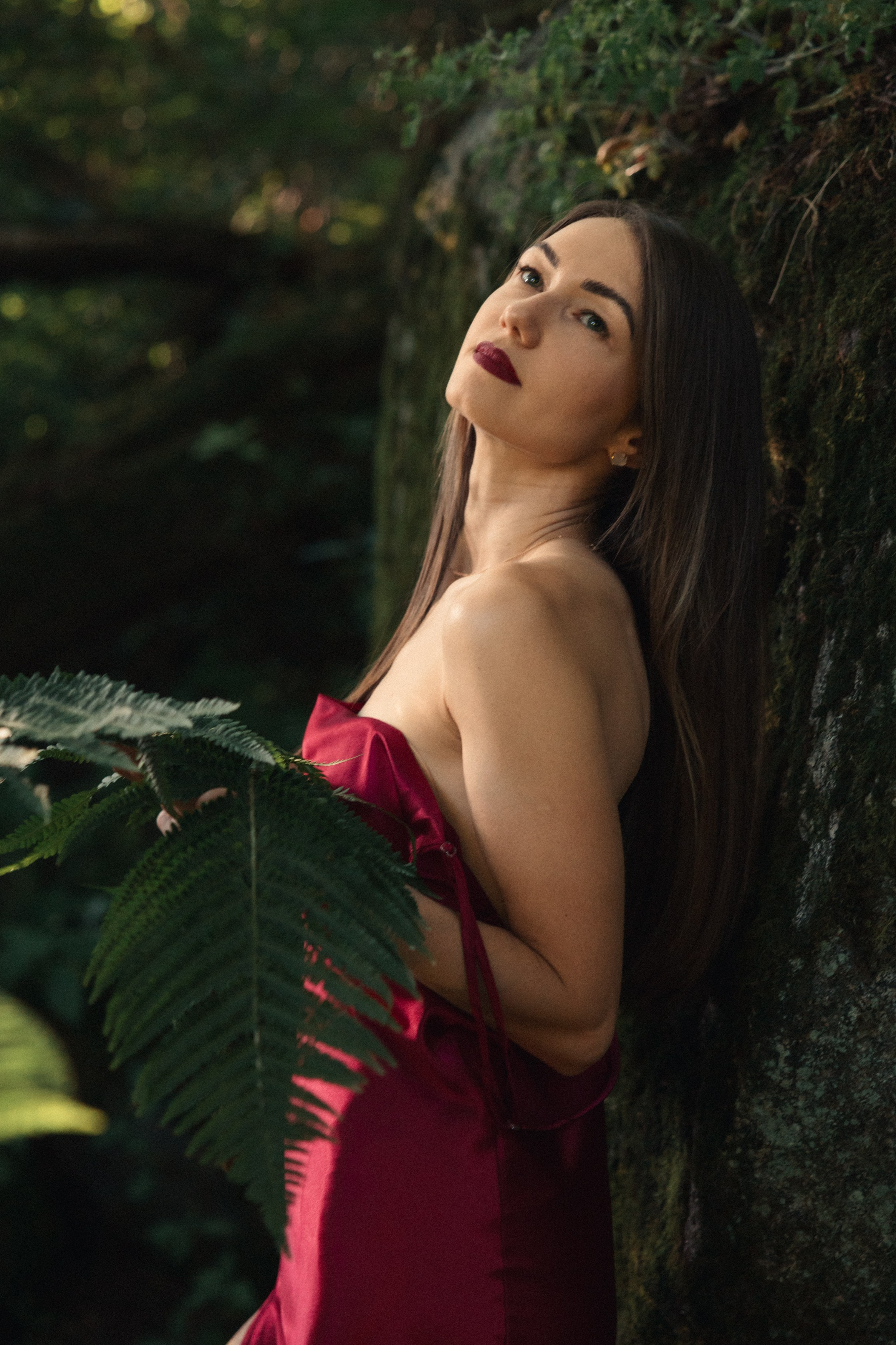 Portrétní focení u řeky — žena v červených šatech. Lifestyle a rodinná fotografka v Pisku Oxana Telupilova