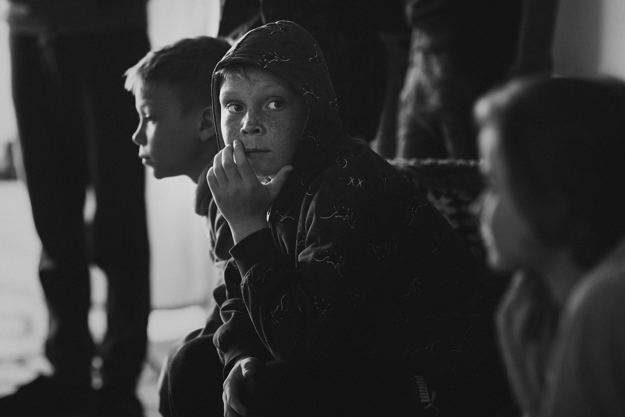 портрет чёрно-белый  социальная фотография мальчик в капюшоне задумчивый Детский дом