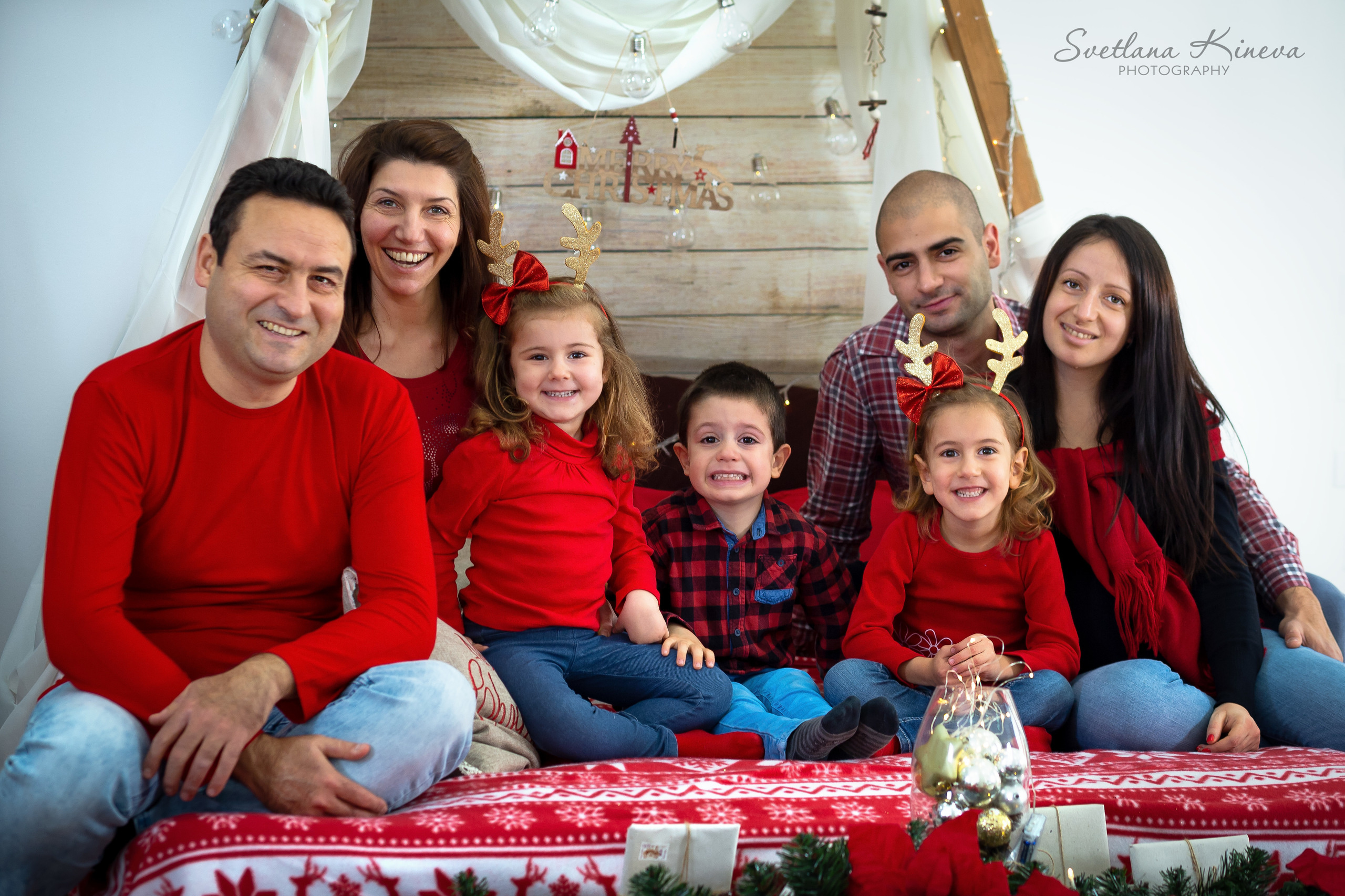 Коледни фотосесии в студио с декори. Фотограф Бургас. Фотосесии в студио и на открито, портрети, заснемане