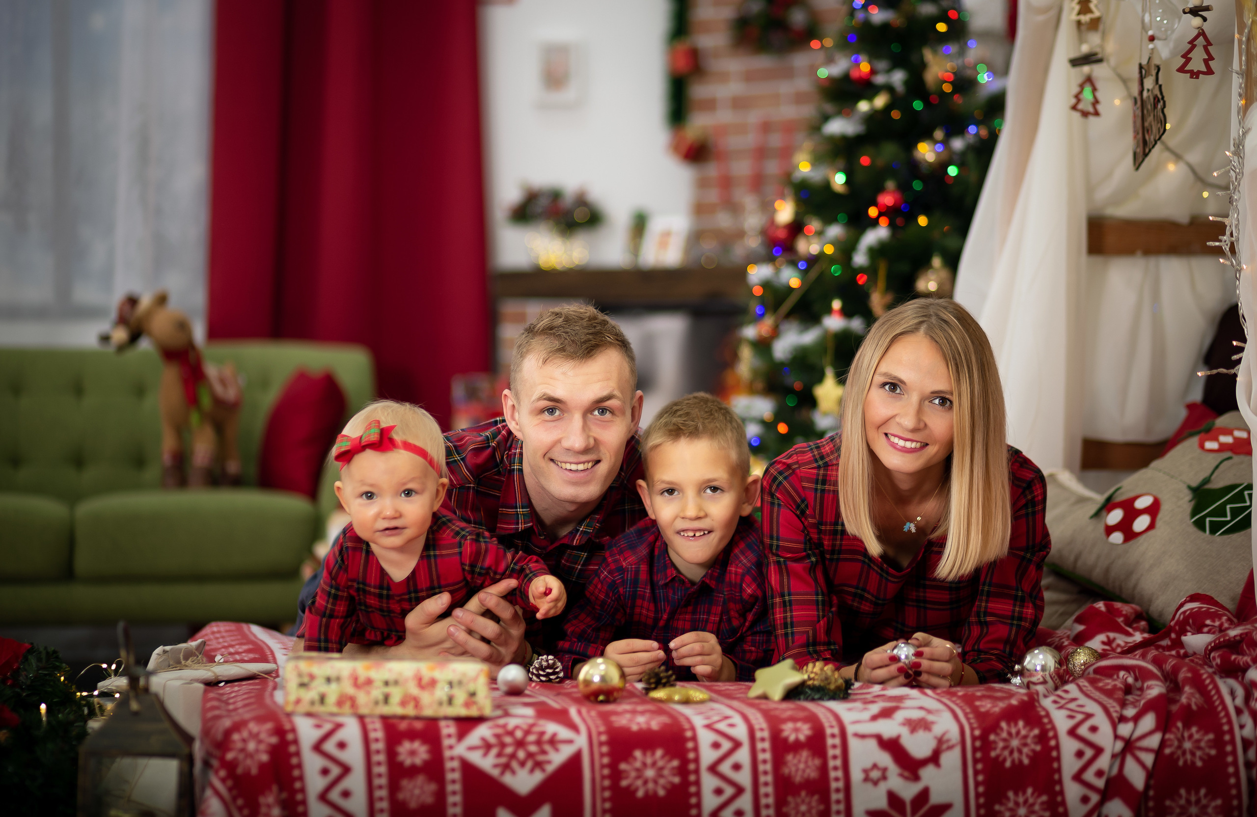 Коледни фотосесии в студио с декори. Фотограф Бургас. Фотосесии в студио и на открито, портрети, заснемане