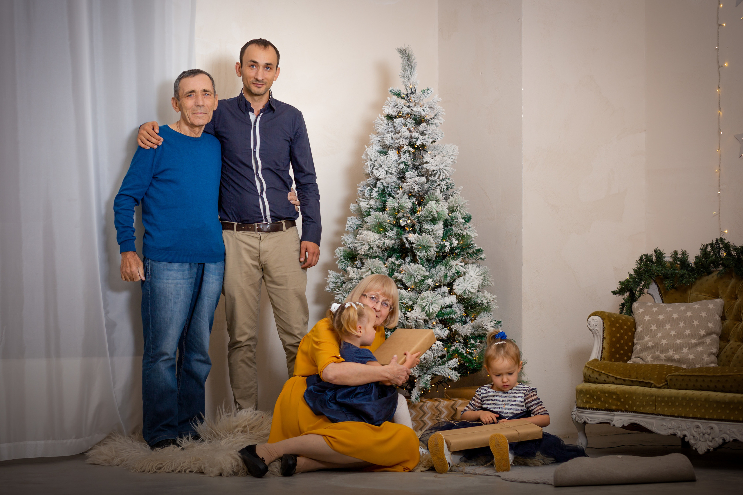 Коледни фотосесии в студио с декори. Фотограф Бургас. Фотосесии в студио и на открито, портрети, заснемане