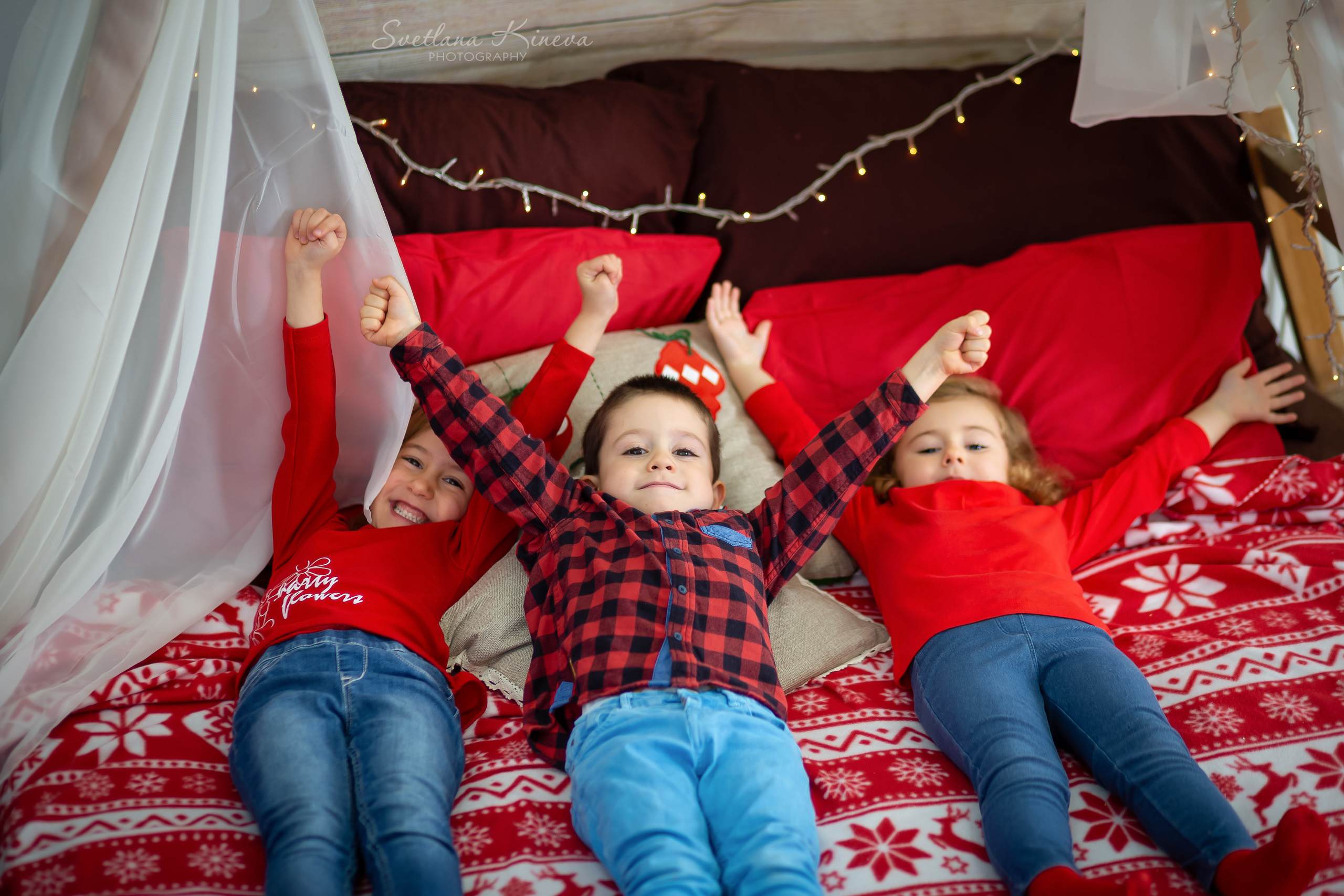 Коледни фотосесии в студио с декори. Фотограф Бургас. Фотосесии в студио и на открито, портрети, заснемане