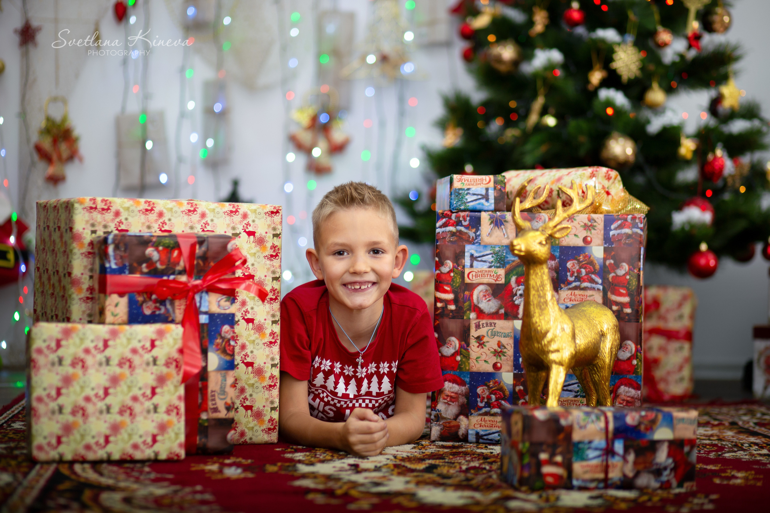 Коледни фотосесии в студио с декори. Фотограф Бургас. Фотосесии в студио и на открито, портрети, заснемане