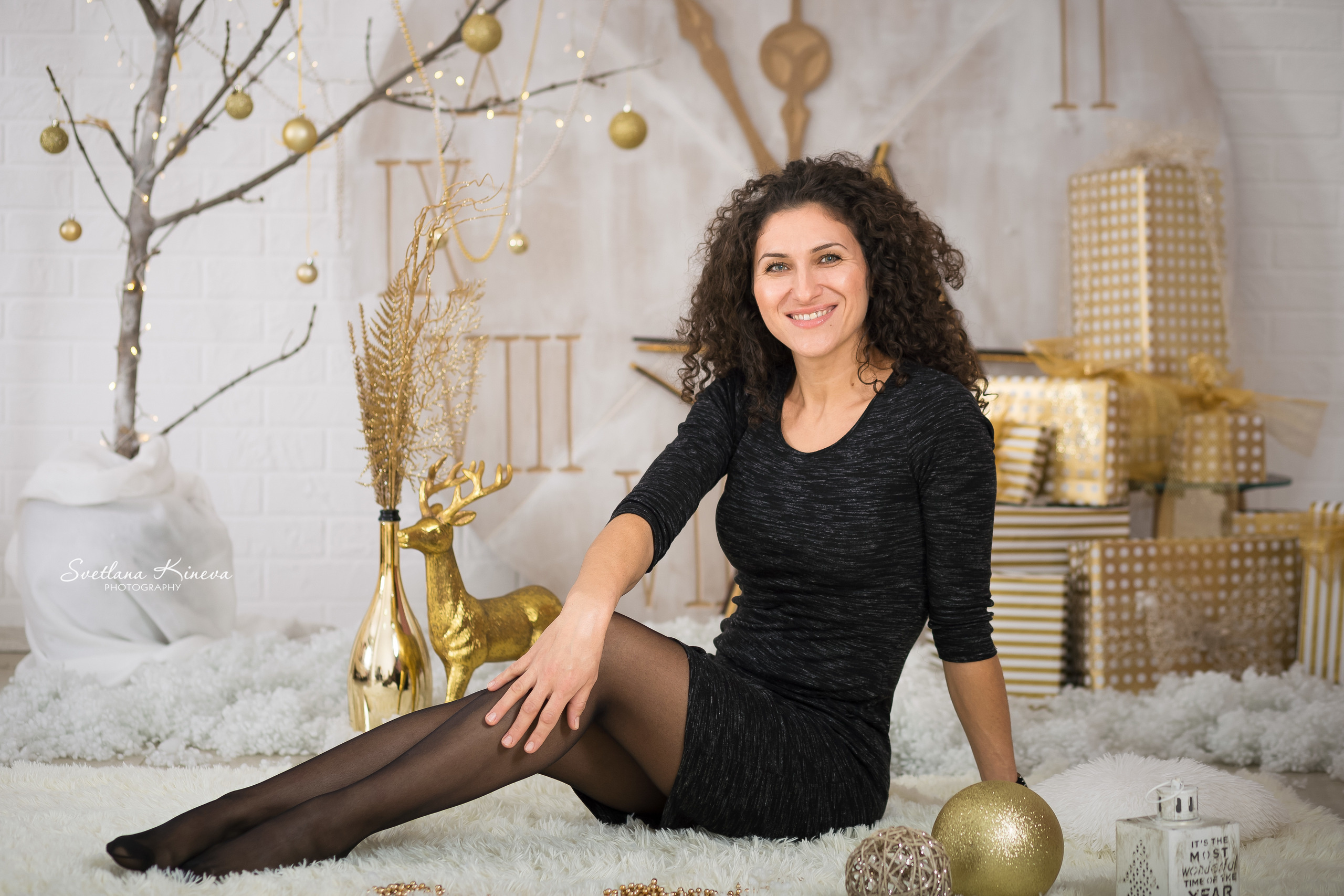 Коледни фотосесии в студио с декори. Фотограф Бургас. Фотосесии в студио и на открито, портрети, заснемане