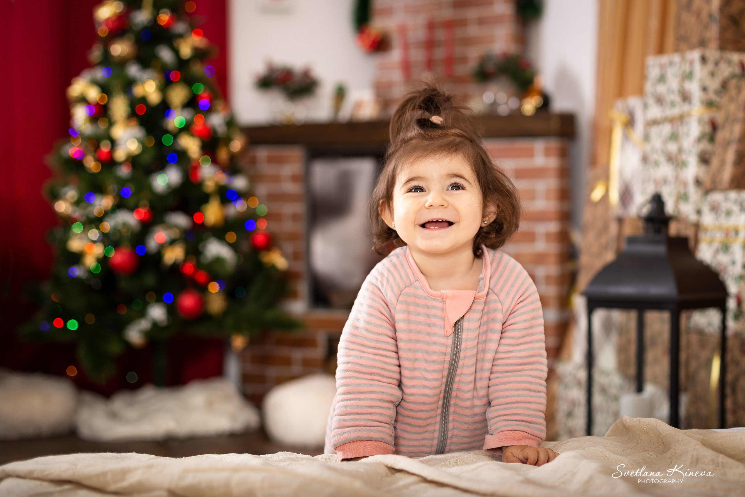 Коледни фотосесии в студио с декори. Фотограф Бургас. Фотосесии в студио и на открито, портрети, заснемане