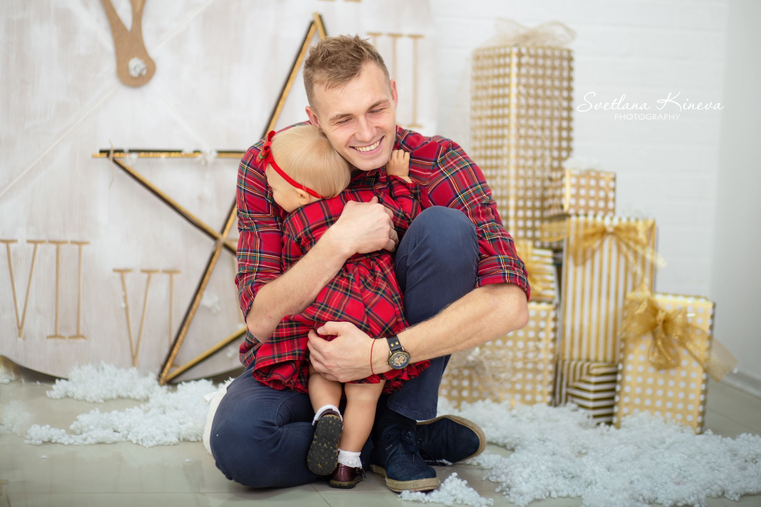 Коледни фотосесии в студио с декори. Фотограф Бургас. Фотосесии в студио и на открито, портрети, заснемане