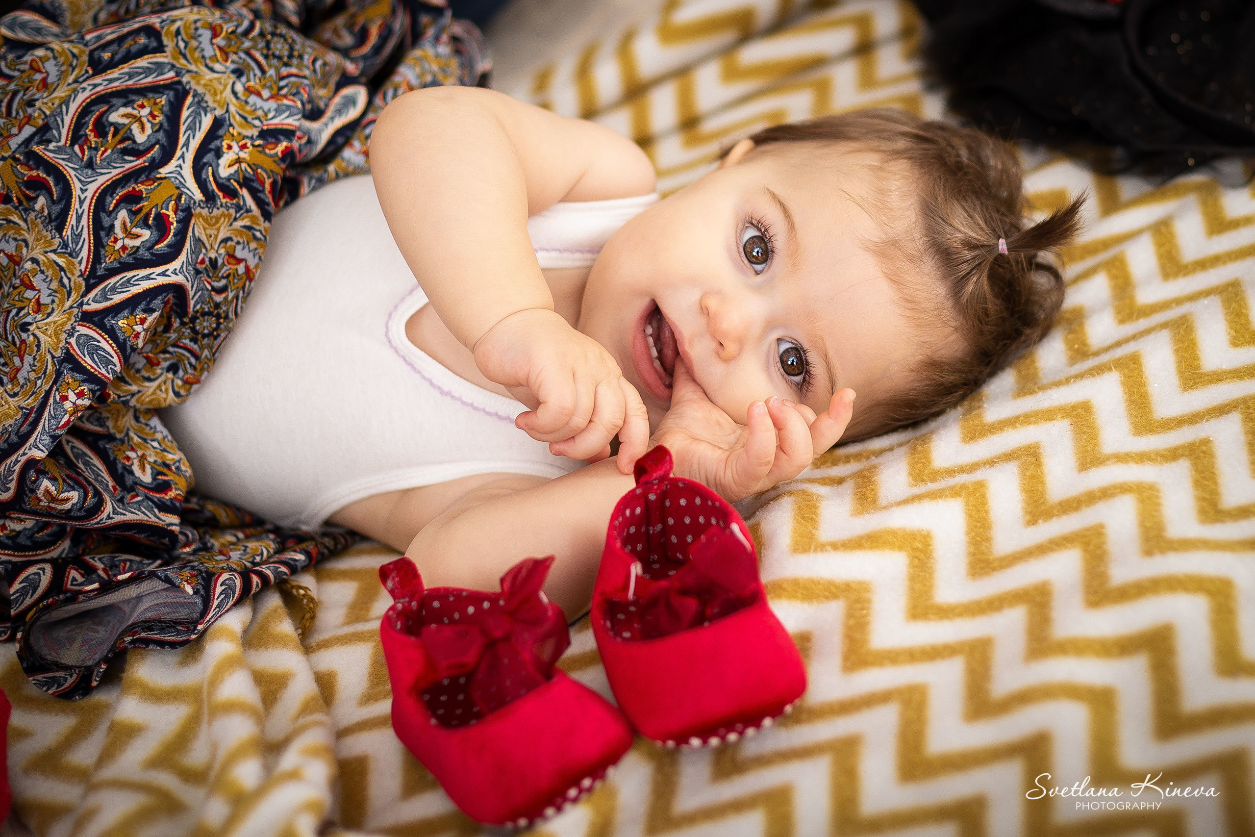 Коледни фотосесии в студио с декори. Фотограф Бургас. Фотосесии в студио и на открито, портрети, заснемане