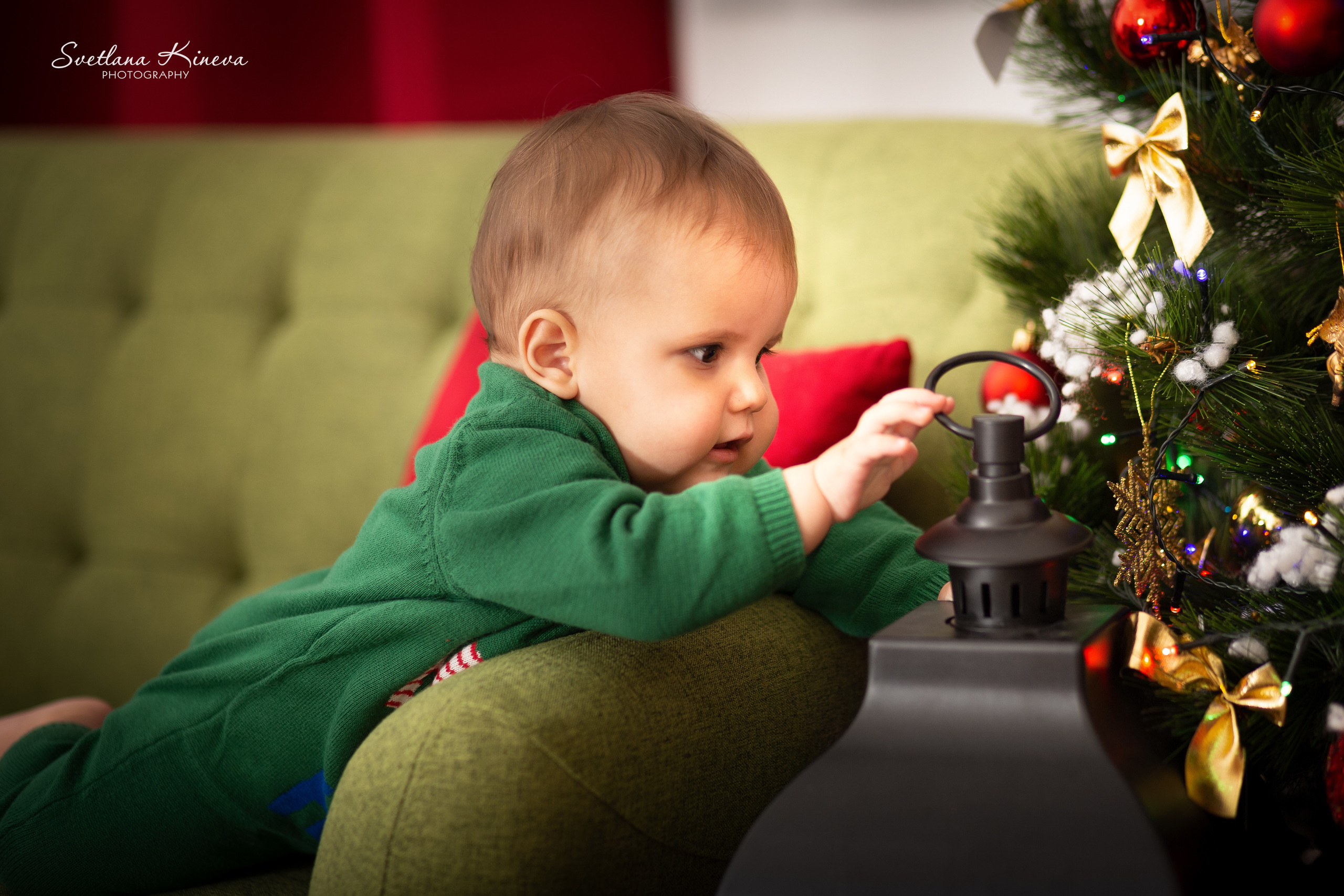Коледни фотосесии в студио с декори. Фотограф Бургас. Фотосесии в студио и на открито, портрети, заснемане