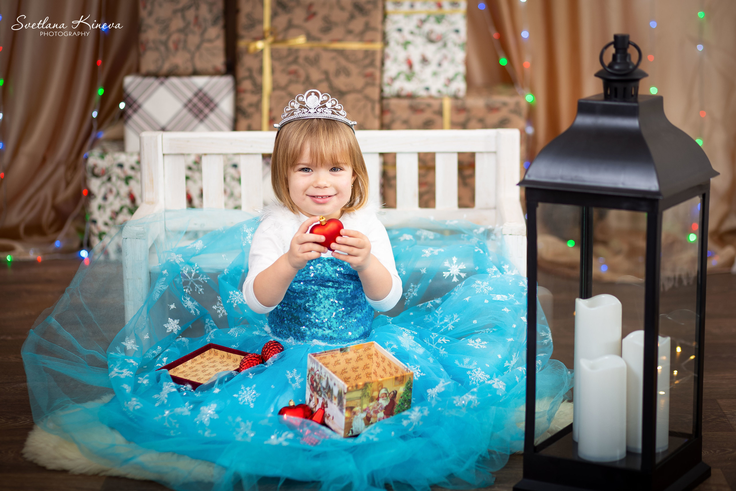 Коледни фотосесии в студио с декори. Фотограф Бургас. Фотосесии в студио и на открито, портрети, заснемане