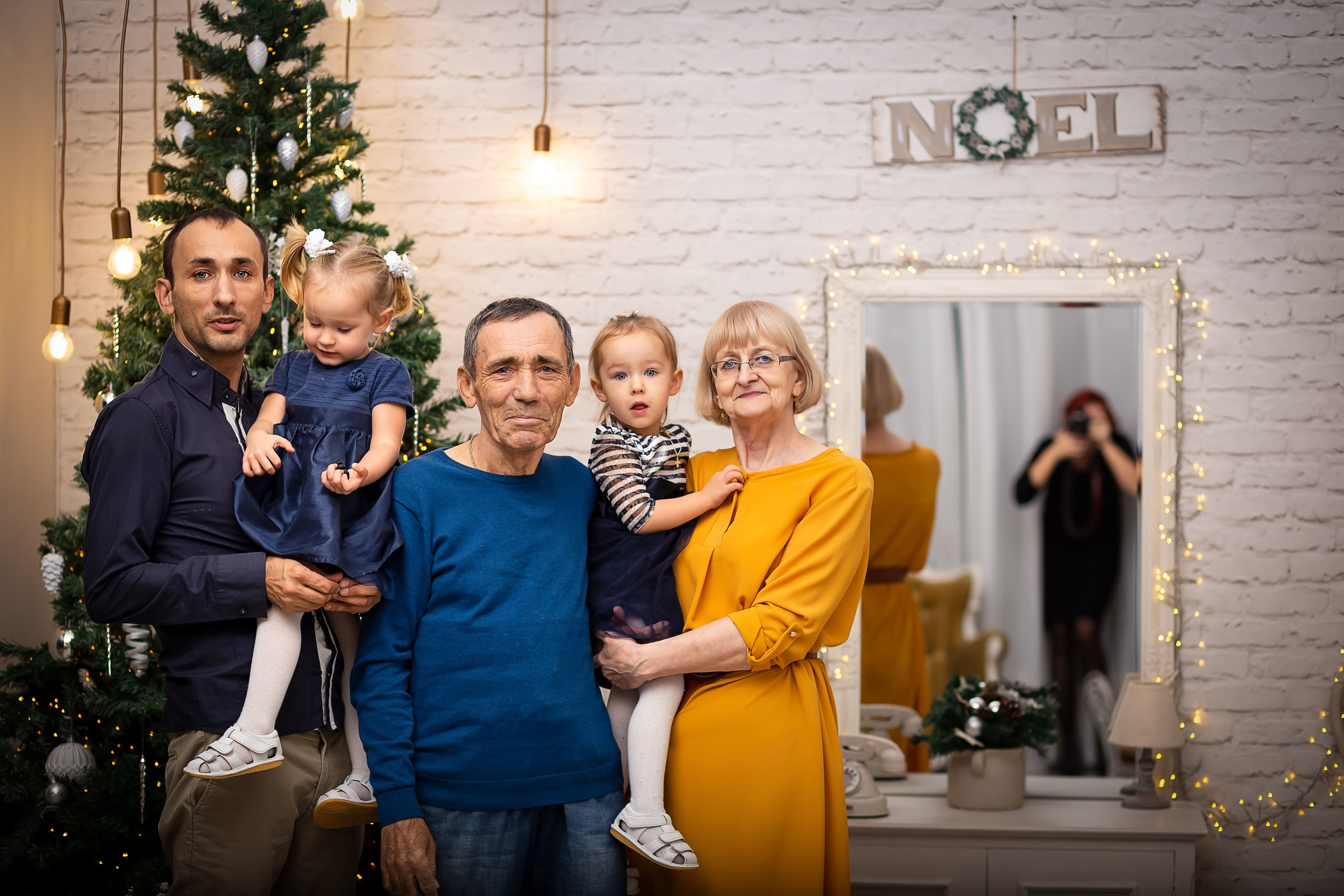 Коледни фотосесии в студио с декори. Фотограф Бургас. Фотосесии в студио и на открито, портрети, заснемане