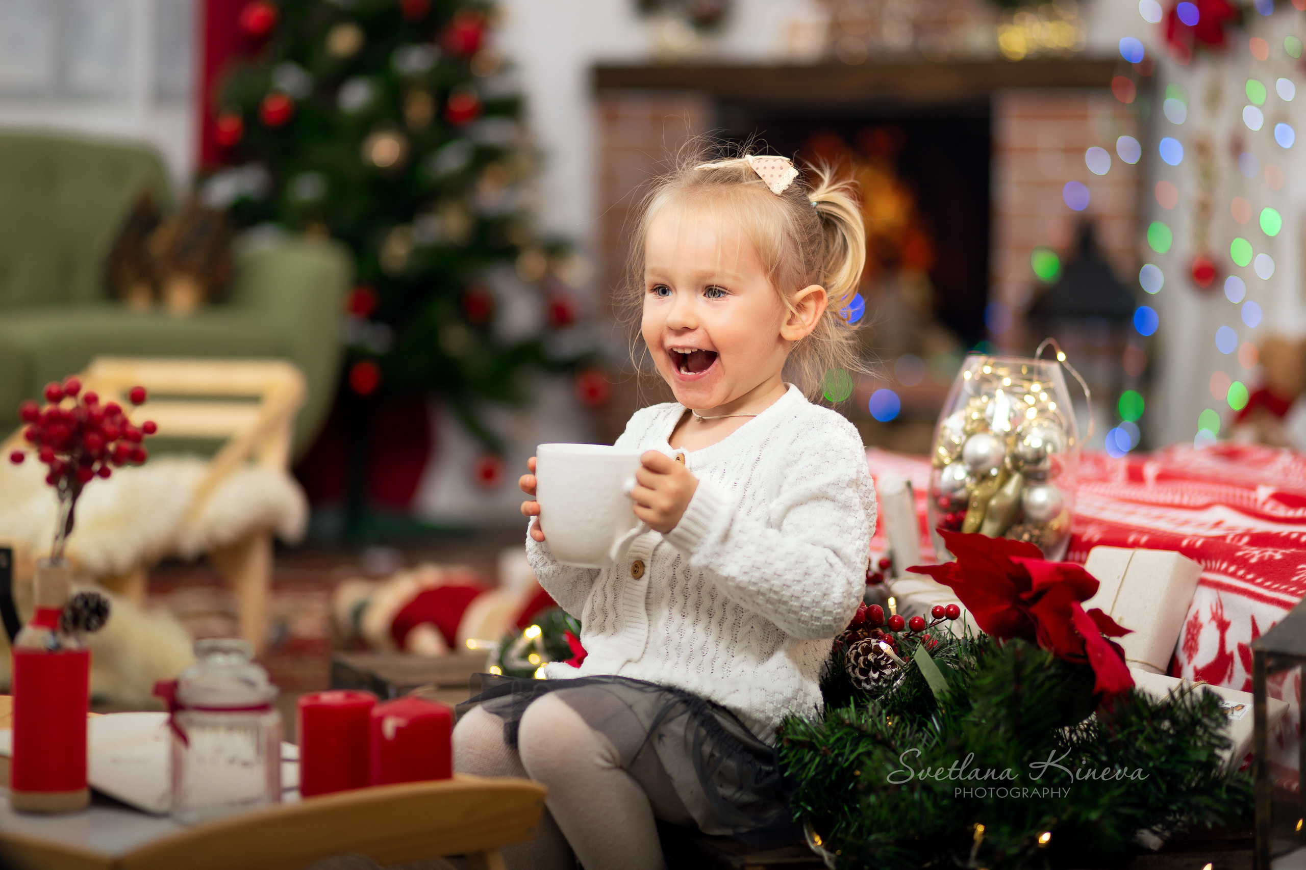 Коледни фотосесии в студио с декори. Фотограф Бургас. Фотосесии в студио и на открито, портрети, заснемане