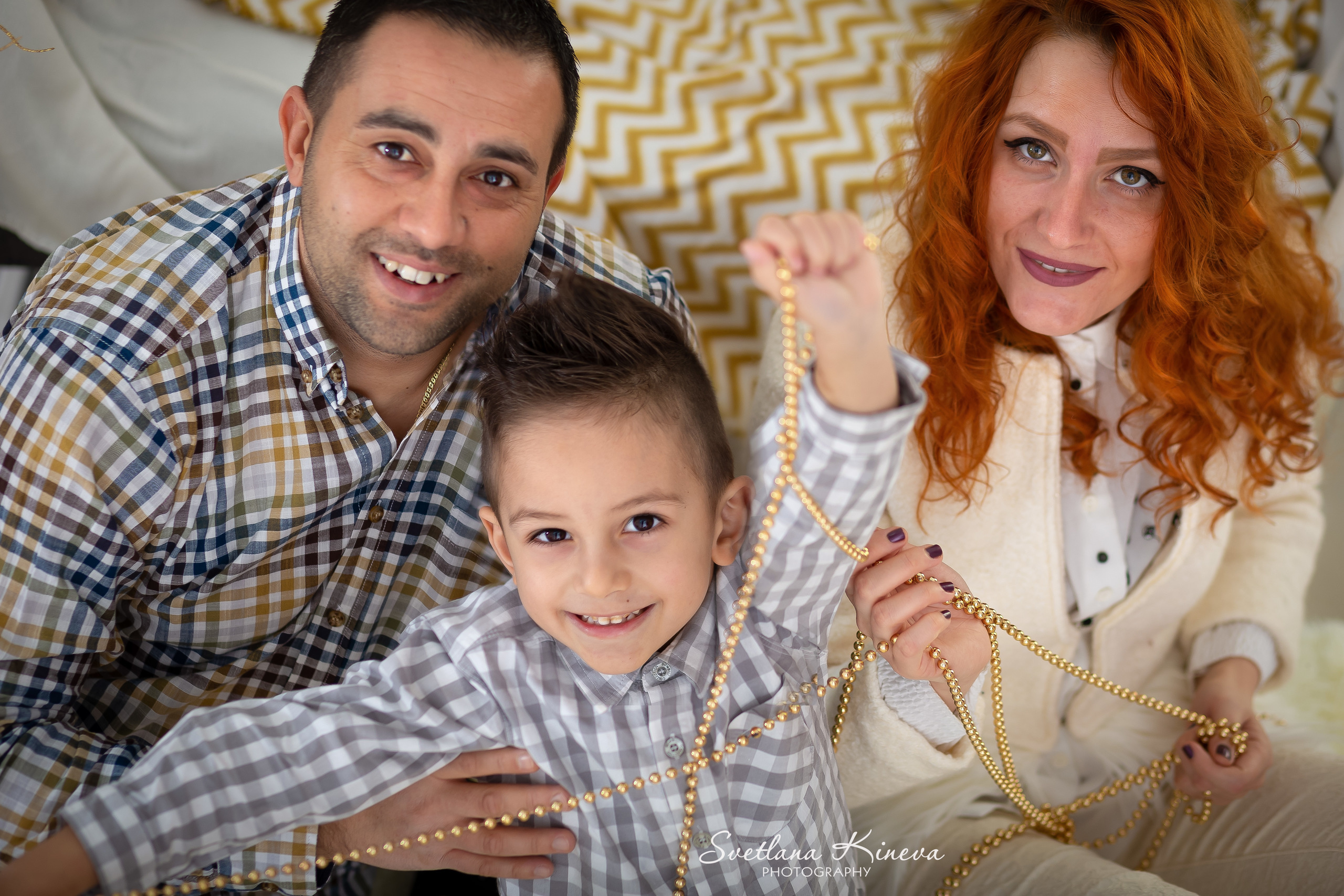 Коледни фотосесии в студио с декори. Фотограф Бургас. Фотосесии в студио и на открито, портрети, заснемане