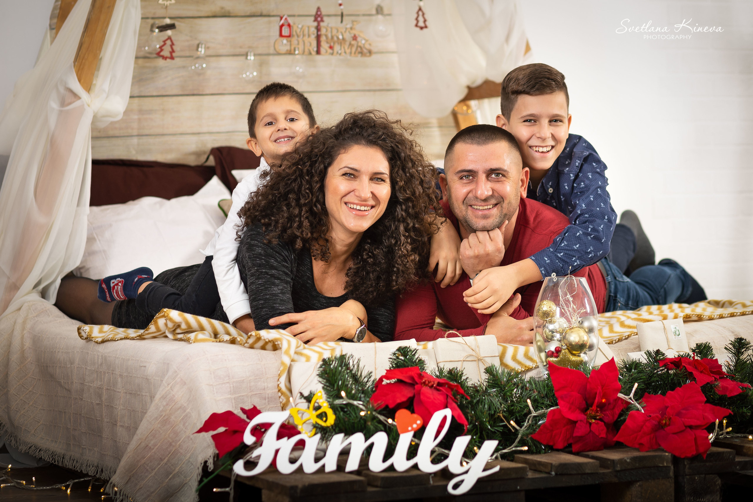 Коледни фотосесии в студио с декори. Фотограф Бургас. Фотосесии в студио и на открито, портрети, заснемане