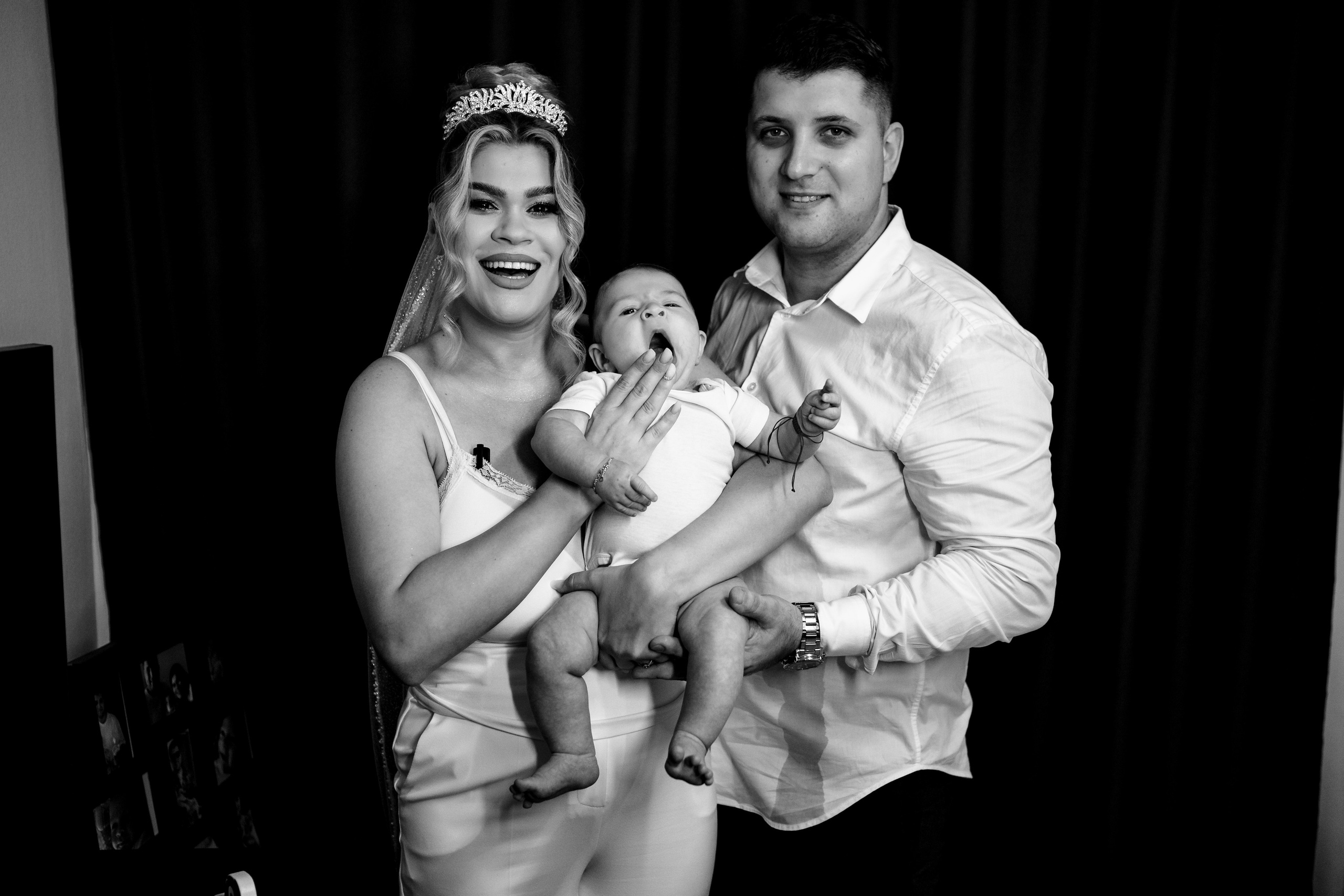 Andreea, Damian si Aris. Acasă