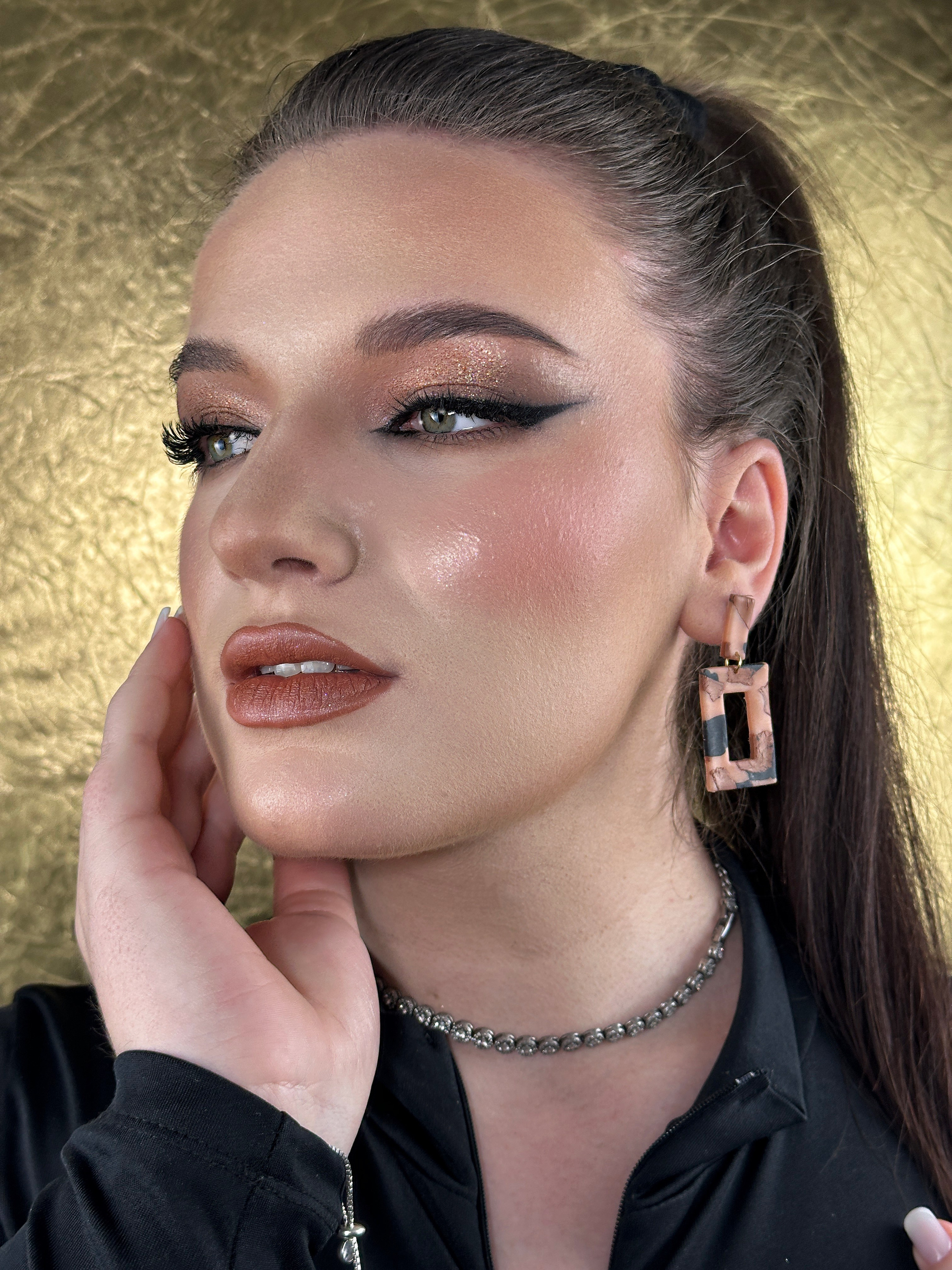 „Machiaj de eveniment sofisticat și rezistent, cu ten impecabil, privire intensă și buze definite. Potrivit pentru nunți, petreceri și ocazii speciale.”