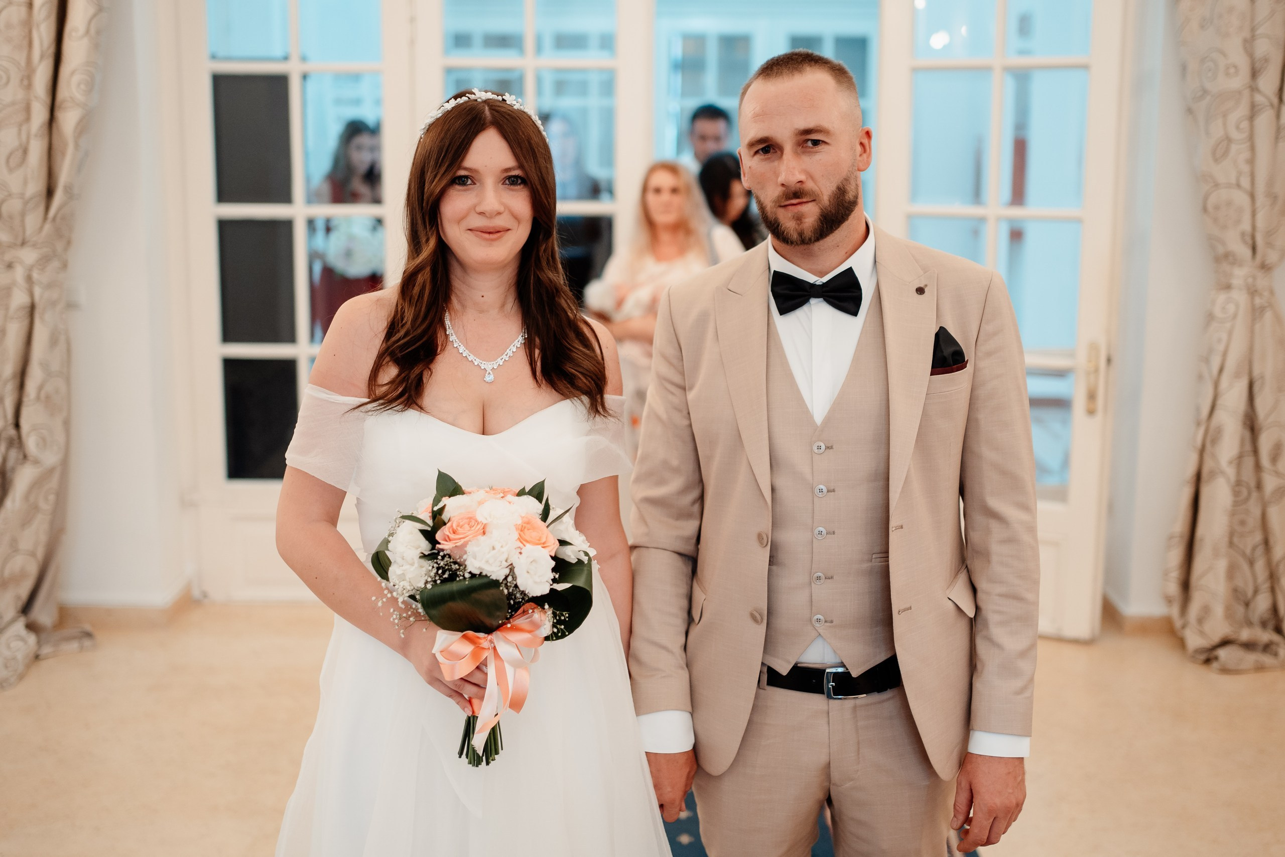 Miri fericiți în fața oficiului stării civile din Bucuresti, Sector 1, celebrând începutul unei noi vieți împreună. Fotografie de cununie civilă, capturând naturalețea și bucuria momentului special.