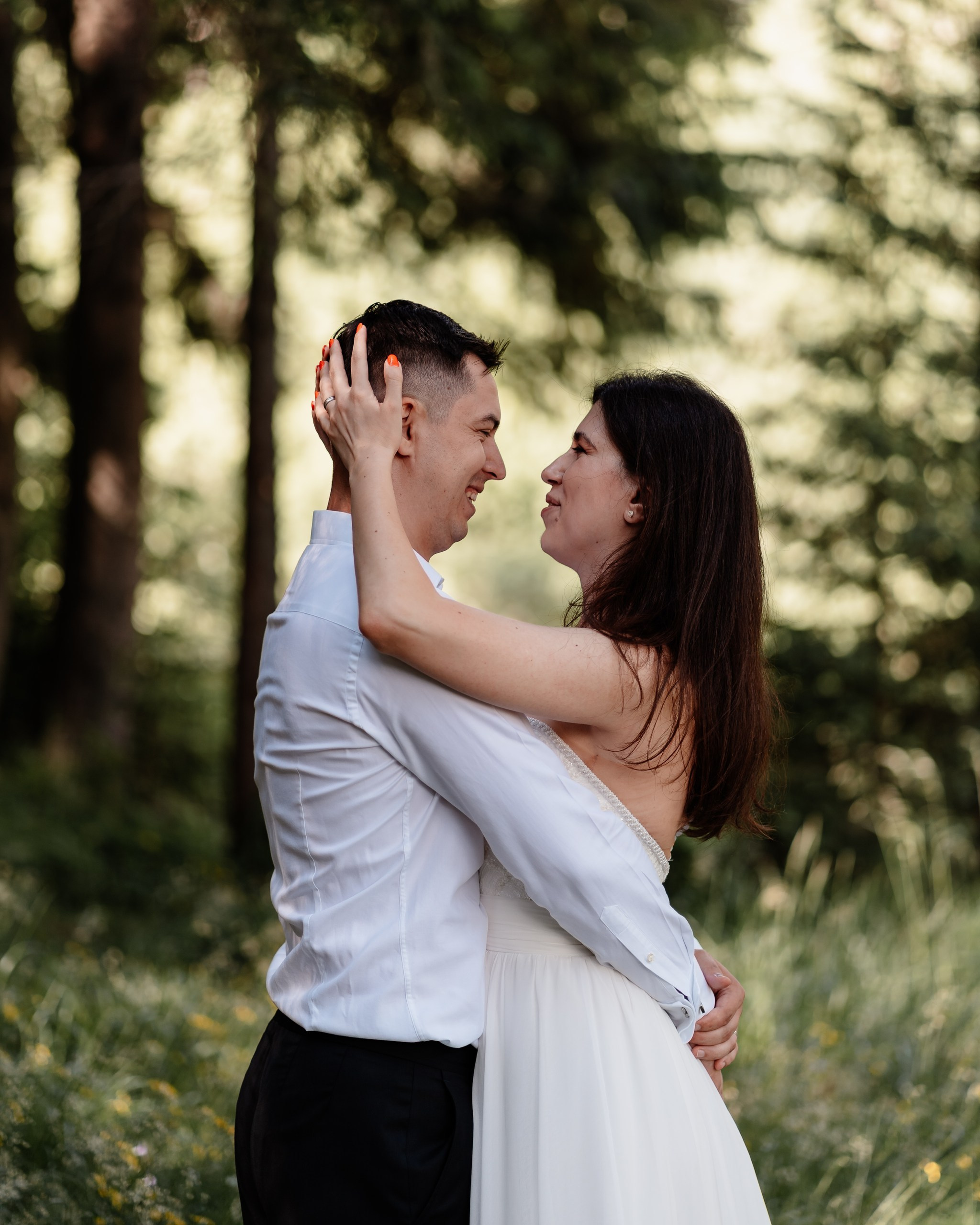 Moment emoționant între miri în ziua nunții, surprins într-un cadru natural și romantic, la Lacul Bolboci. Fotografie de nuntă profesională, editată artistic pentru a evidenția emoția și eleganța evenimentului.