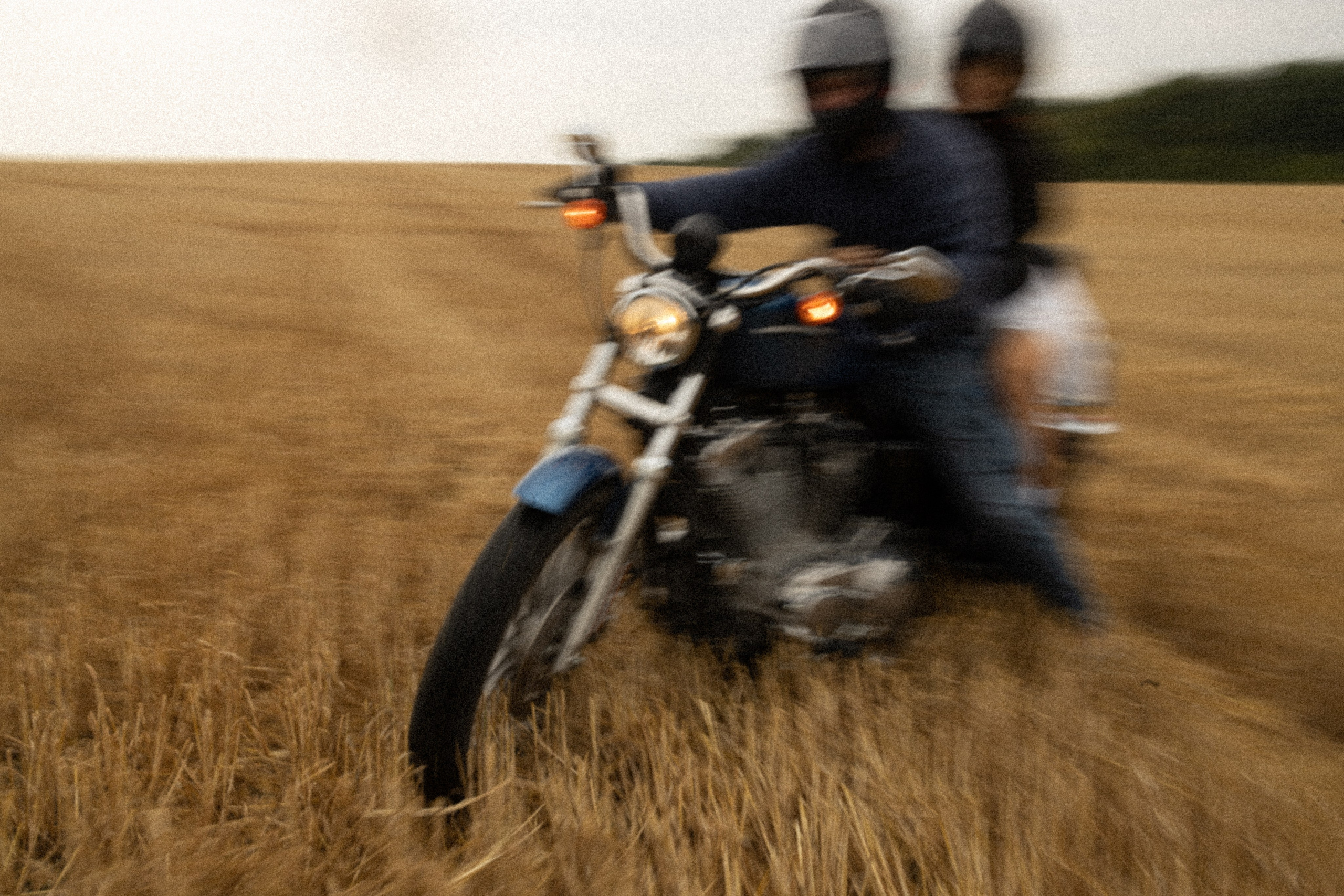 Balade en moto. Histoires d’amour, séances photos de famille et de mariage en France