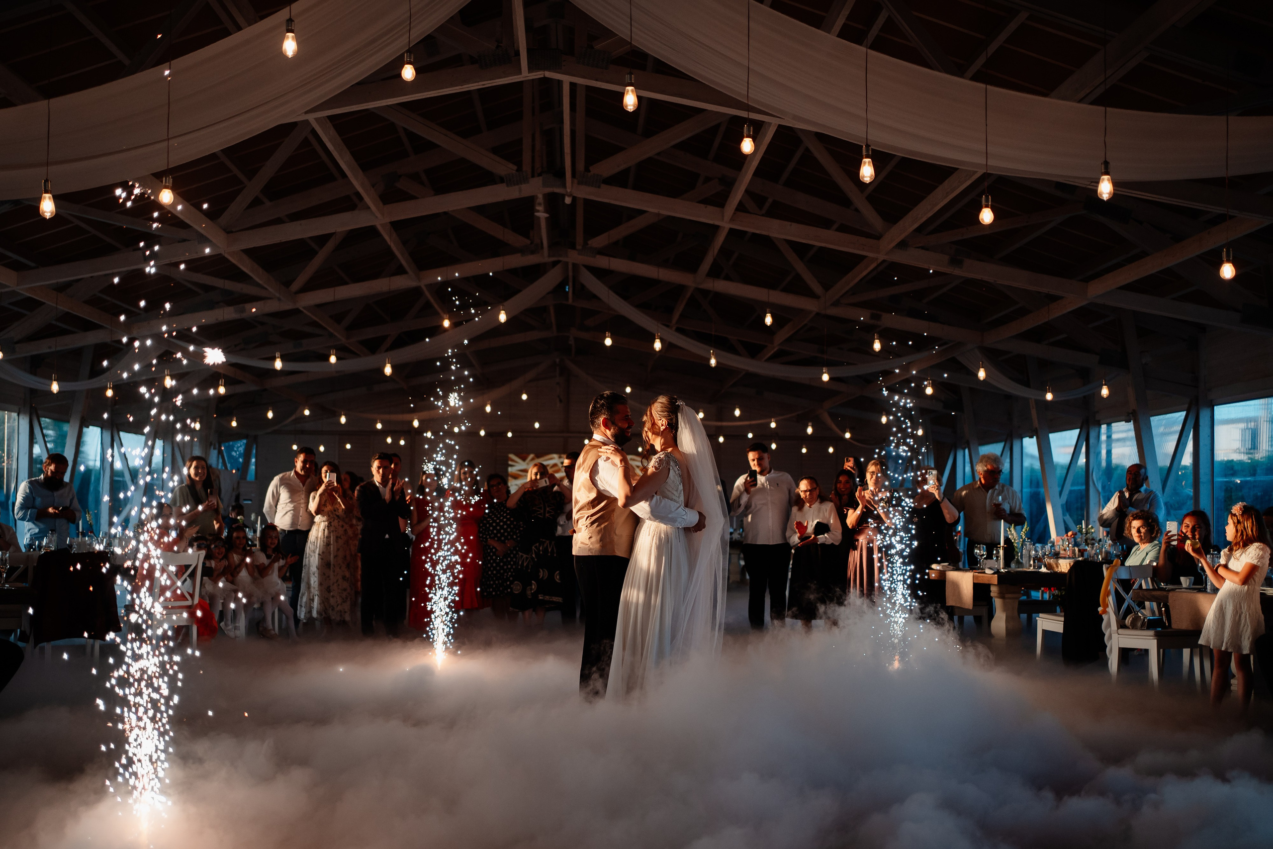 Moment emoționant între miri în ziua nunții, surprins într-un cadru natural și romantic, la Grădina Lahovari. Fotografie de nuntă profesională, editată artistic pentru a evidenția emoția și eleganța evenimentului.