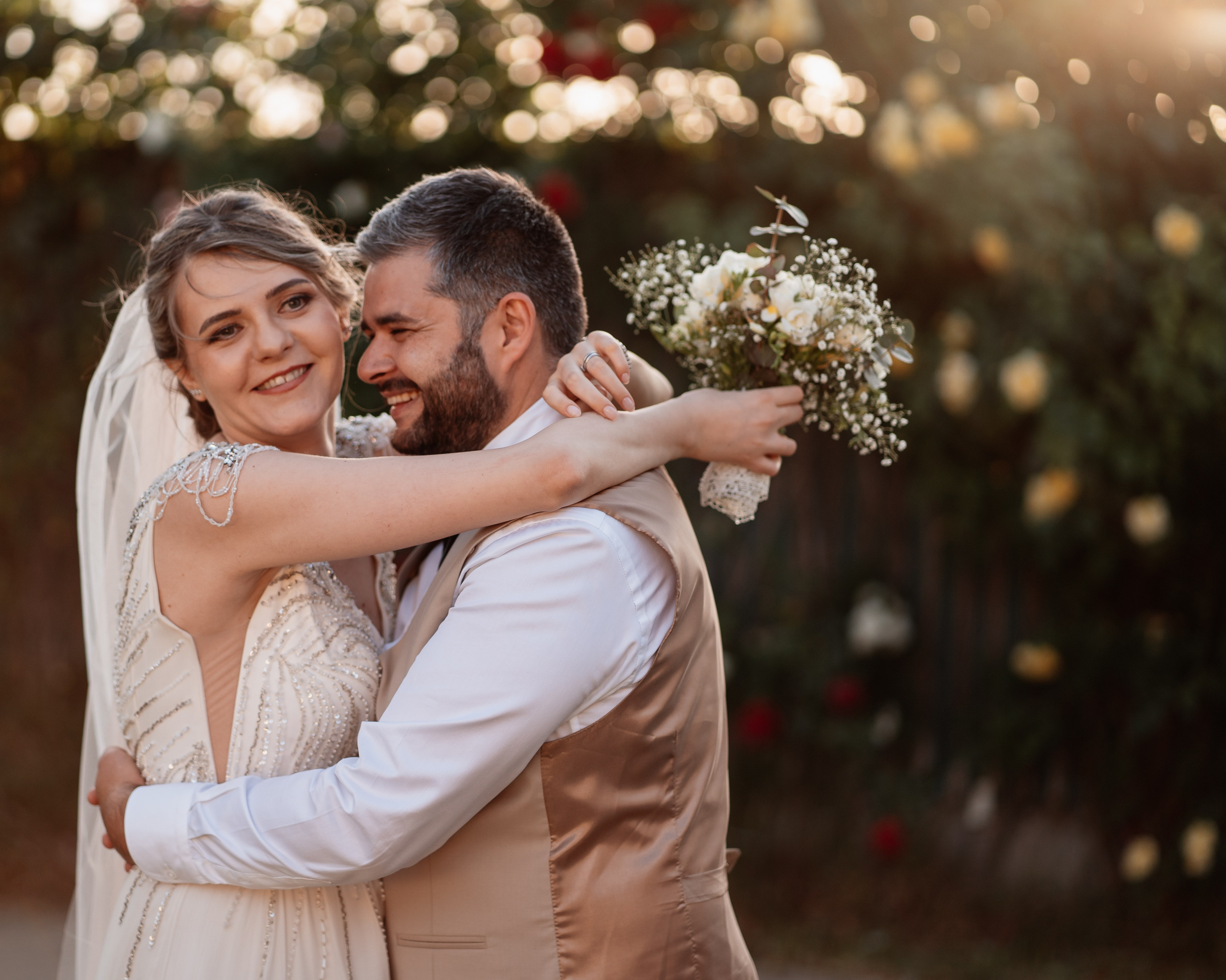 Moment emoționant între miri în ziua nunții, surprins într-un cadru natural și romantic, la Grădina Lahovari. Fotografie de nuntă profesională, editată artistic pentru a evidenția emoția și eleganța evenimentului.
