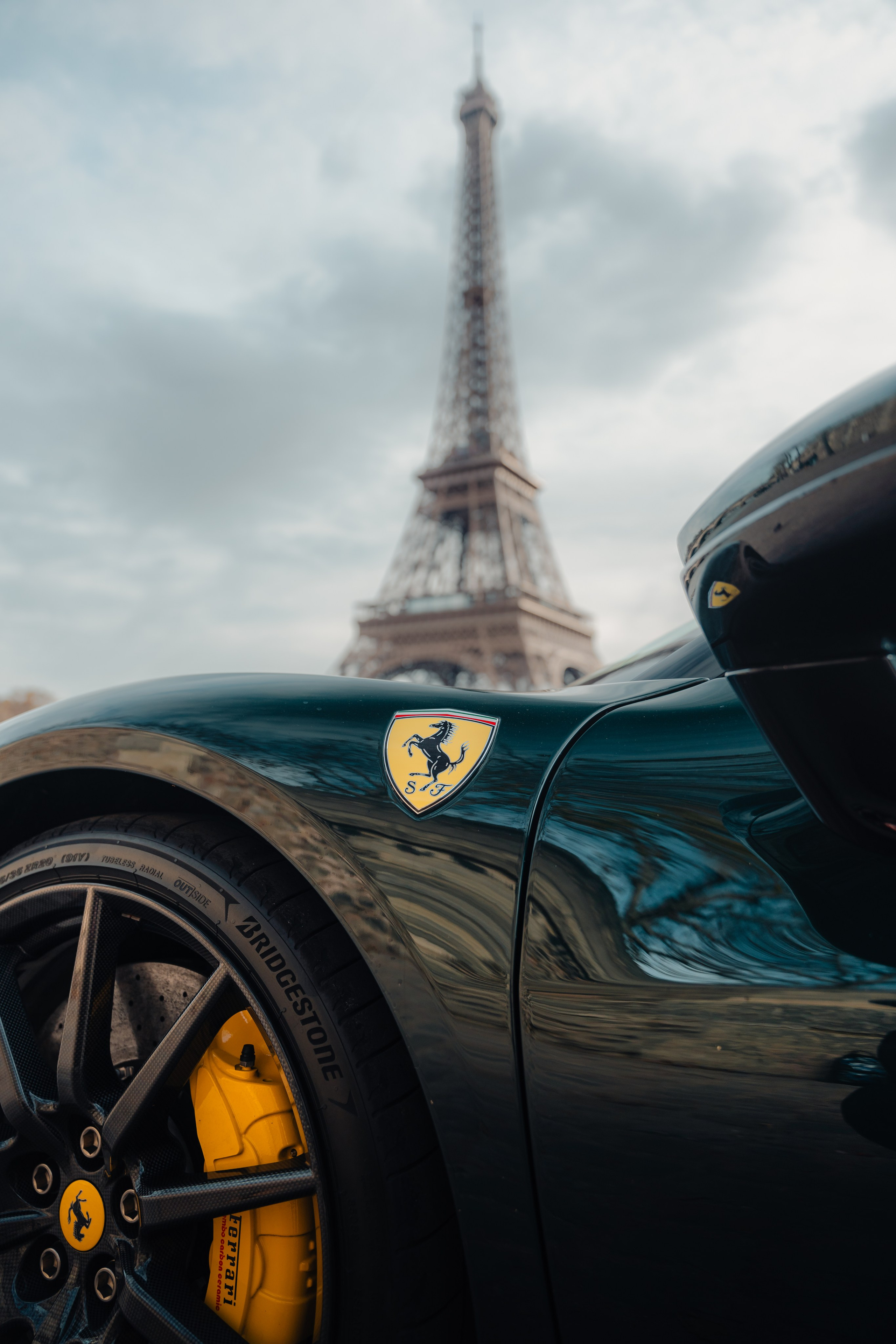 Ferrari 296 GTB. Photographe de voitures à Paris — Vitalii Motruk