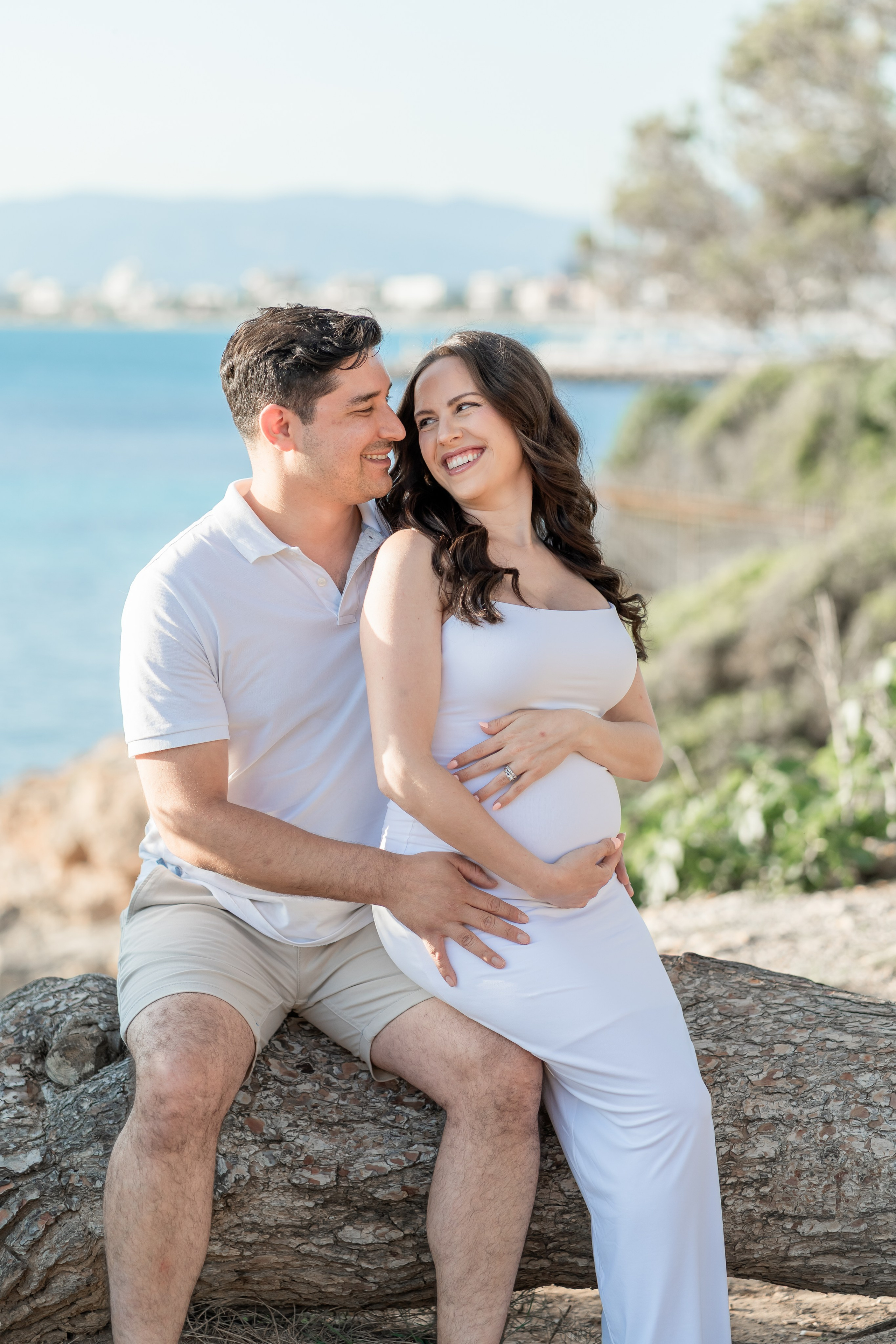 Maternity Photoshoot by the Sea in Mallorca – Natural & Timeless Moments. Deine Fotografin auf Mallorca für Familien und Business