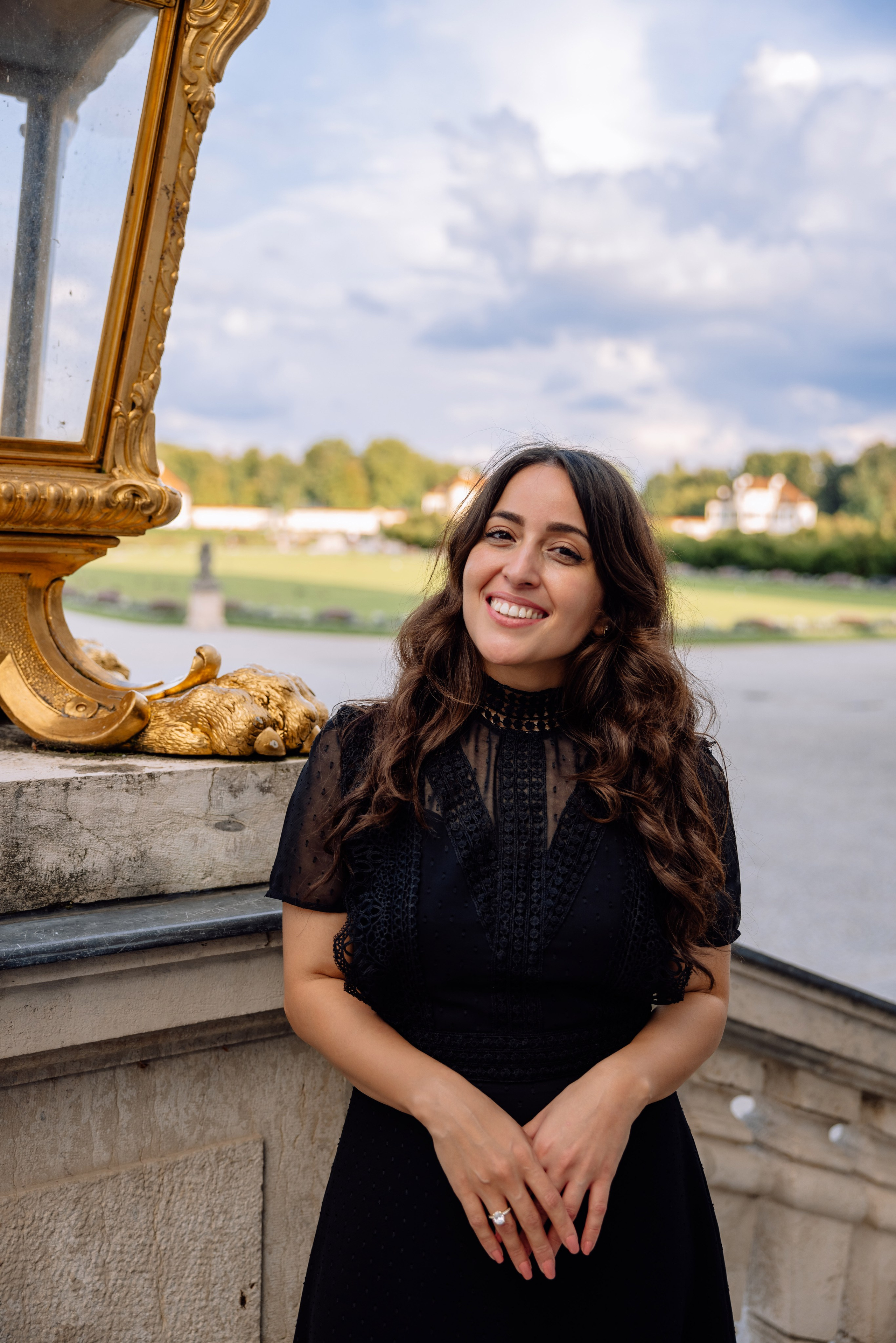 Nahaufnahme glückliches Gesicht der Braut vor dem Schloss Nymphenburg
