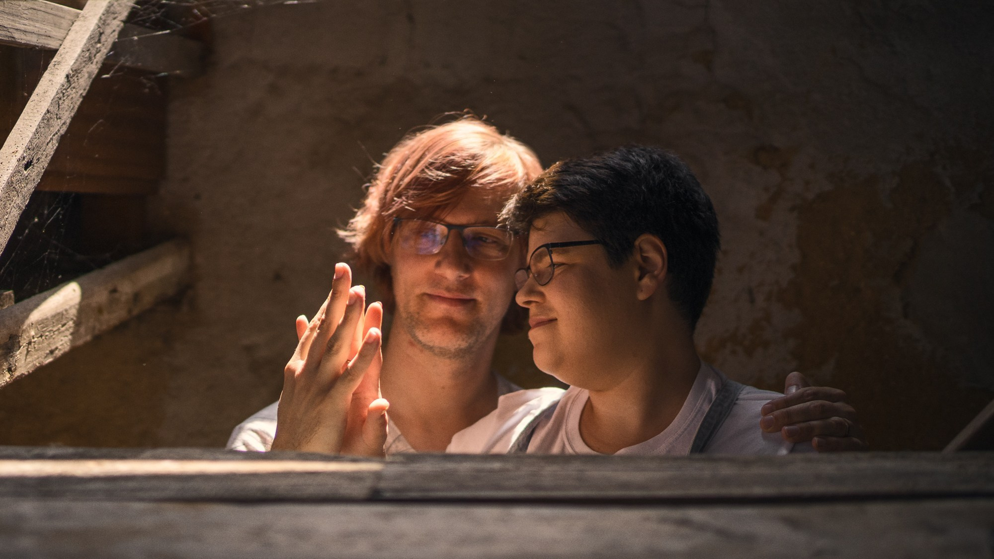 Поцелуй пары у окна – романтичная фотосессия, лавстори Дрезден