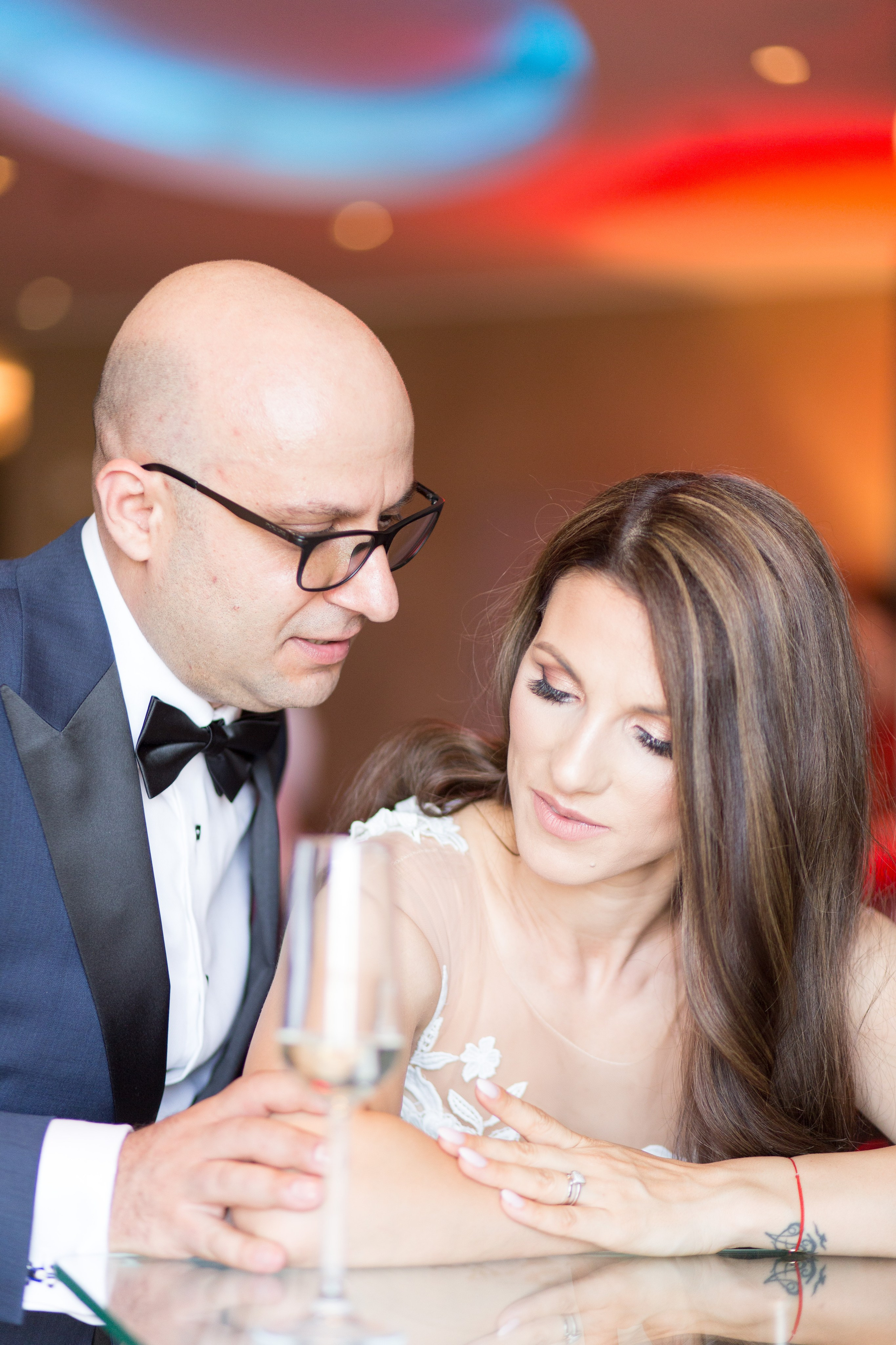 Sedinta foto la restaurant, fotografii de nunta, fotograf de nunta bucuresti, fotografii nunta in restaurant, pozing mireasa, obiceiuri, fotografie profesionala nunta, poze fashion.