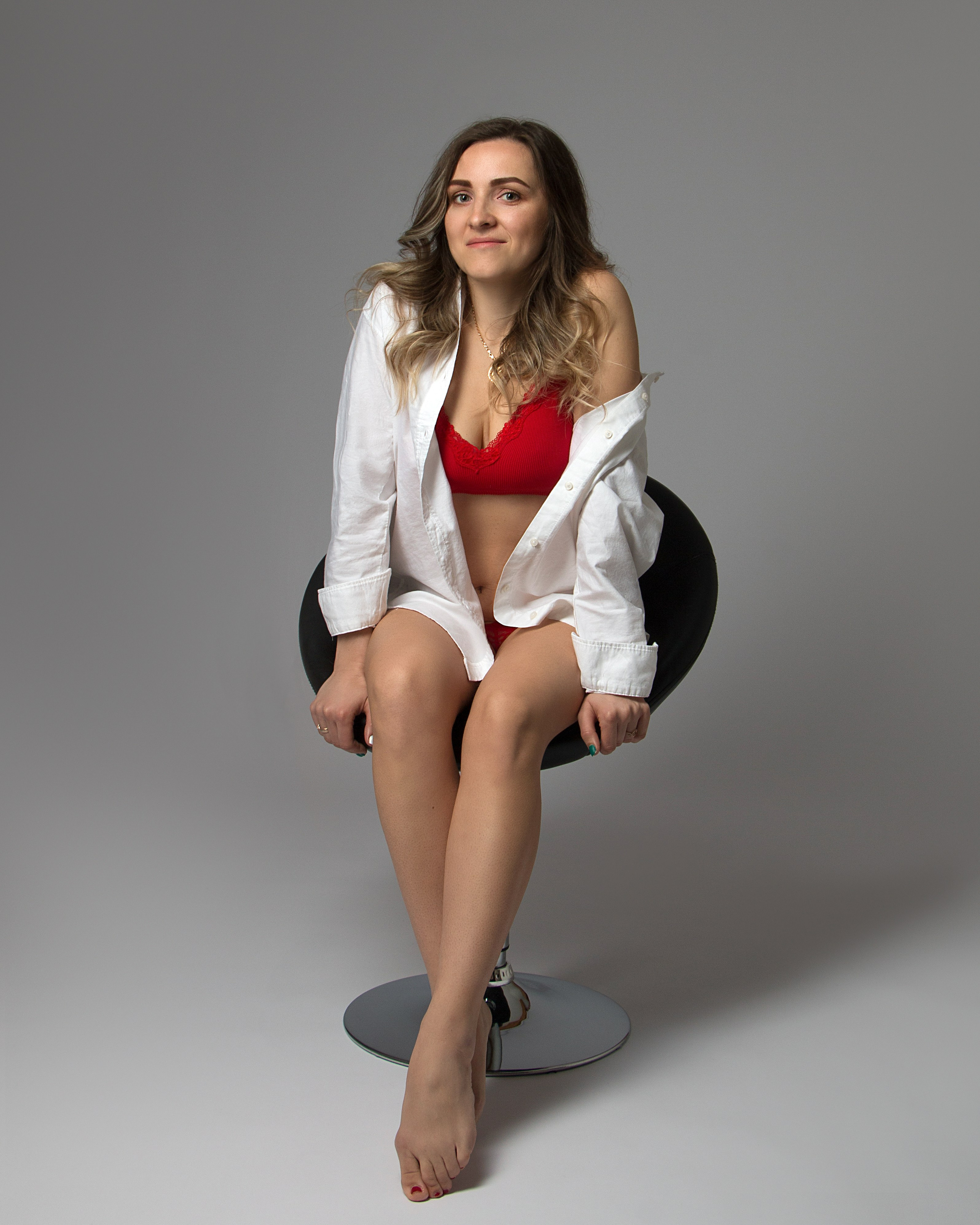  Sanftes Portrait einer Frau in roter Lingerie und weißer Bluse