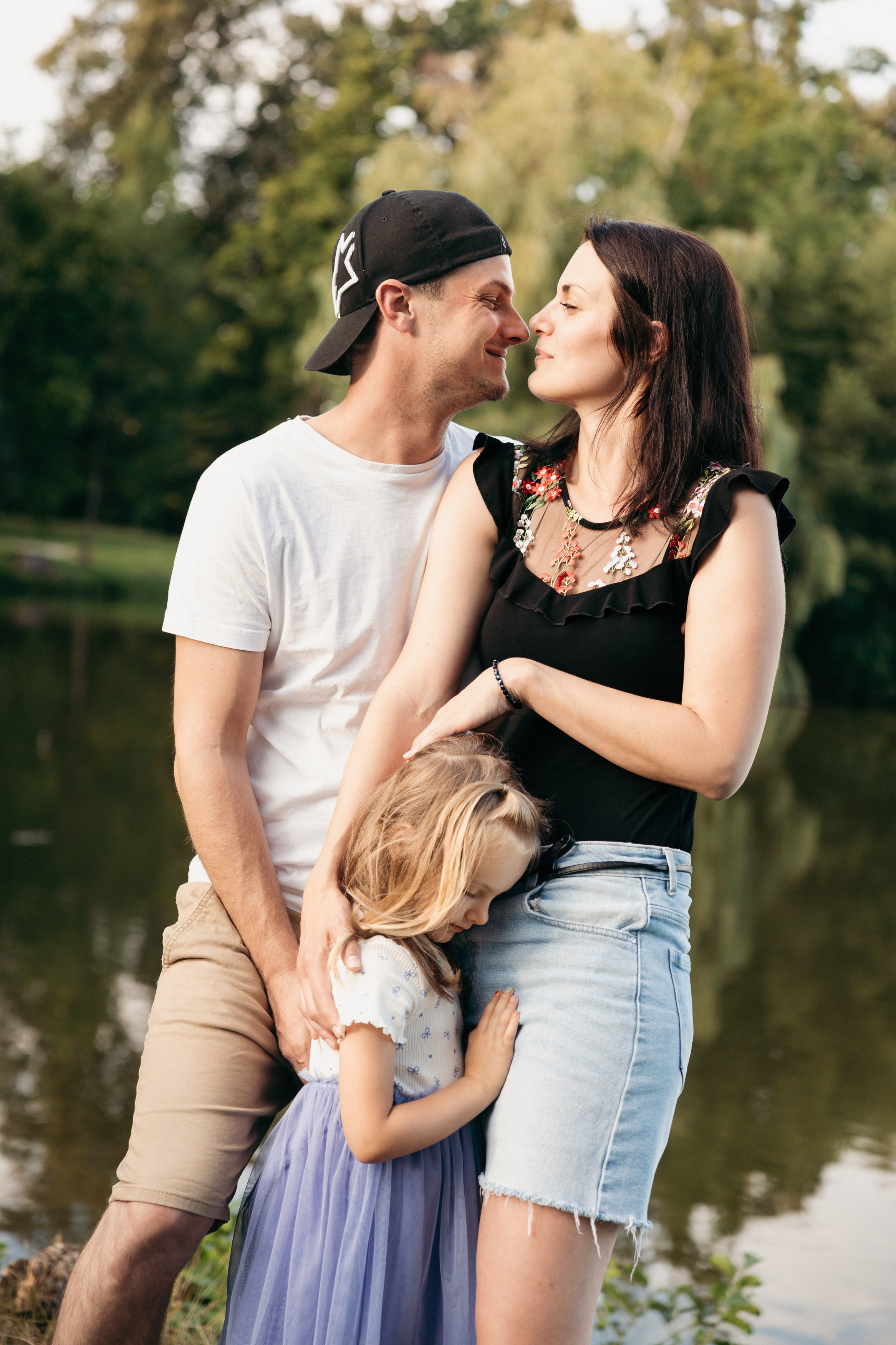 Family in the Park. Lifestyle and Family Photographer in Pisek Oxana Telupilova
