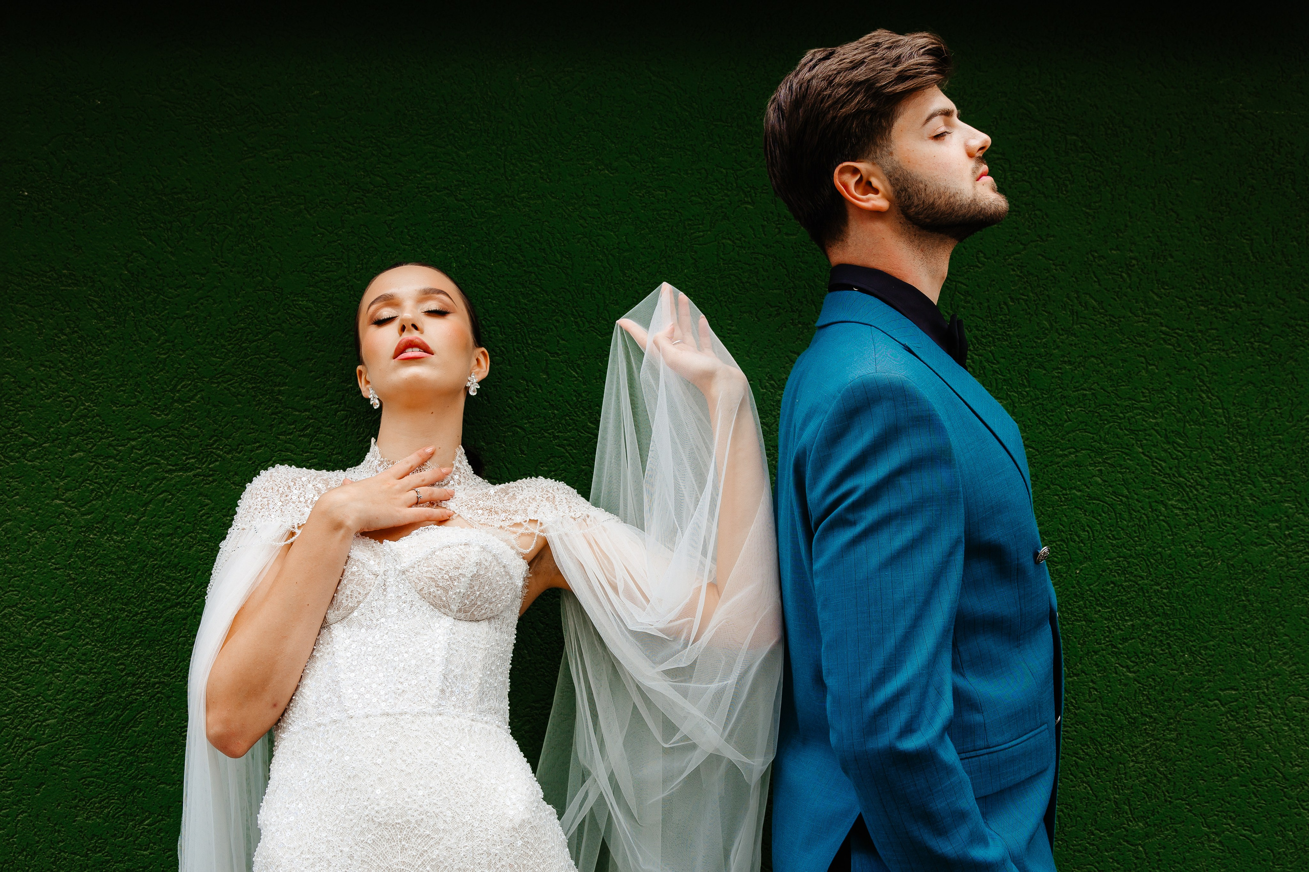 Mire și mireasă în studio, cu fundal verde, într-un moment elegant