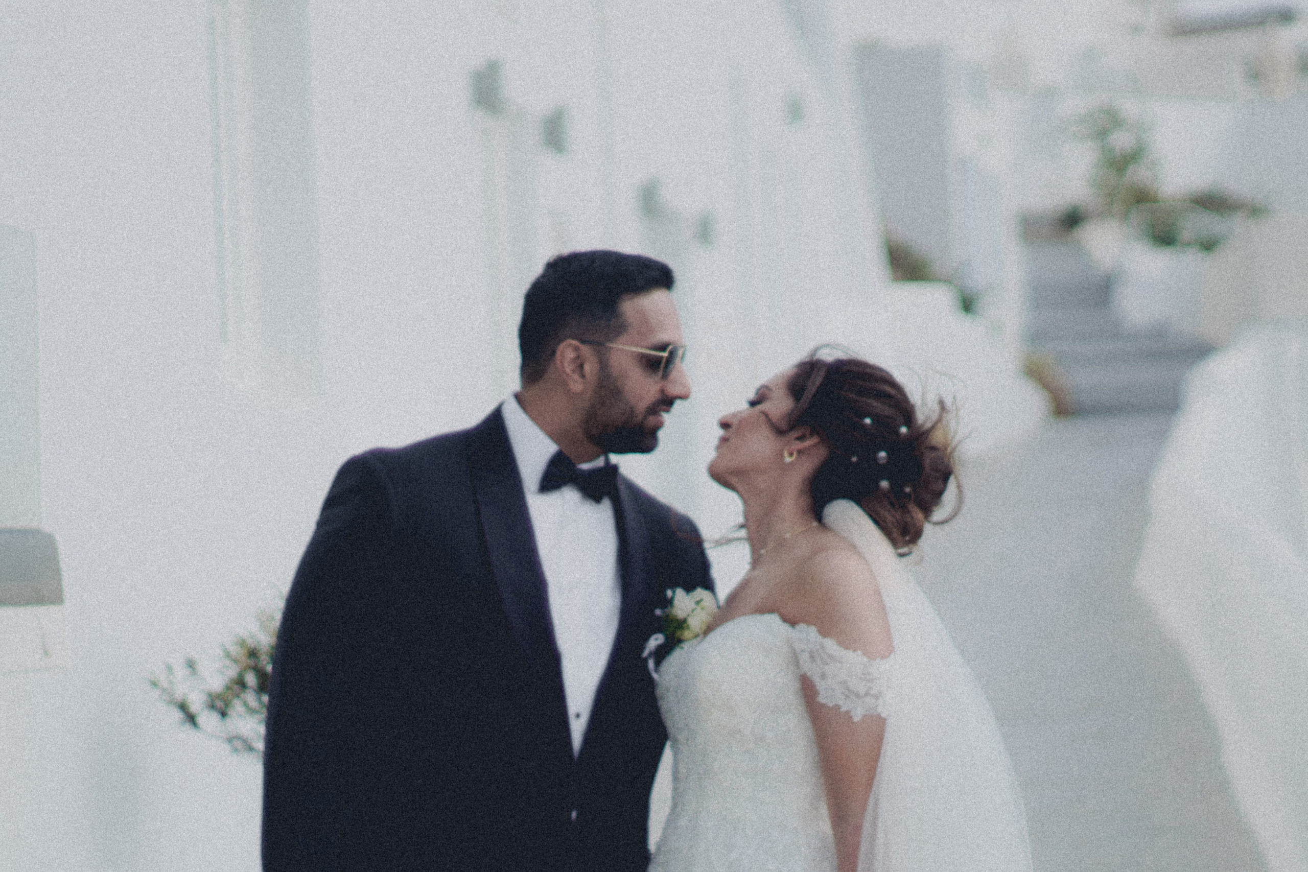 Fahid and Seher in Santorini. Photographer in Greece Kristina