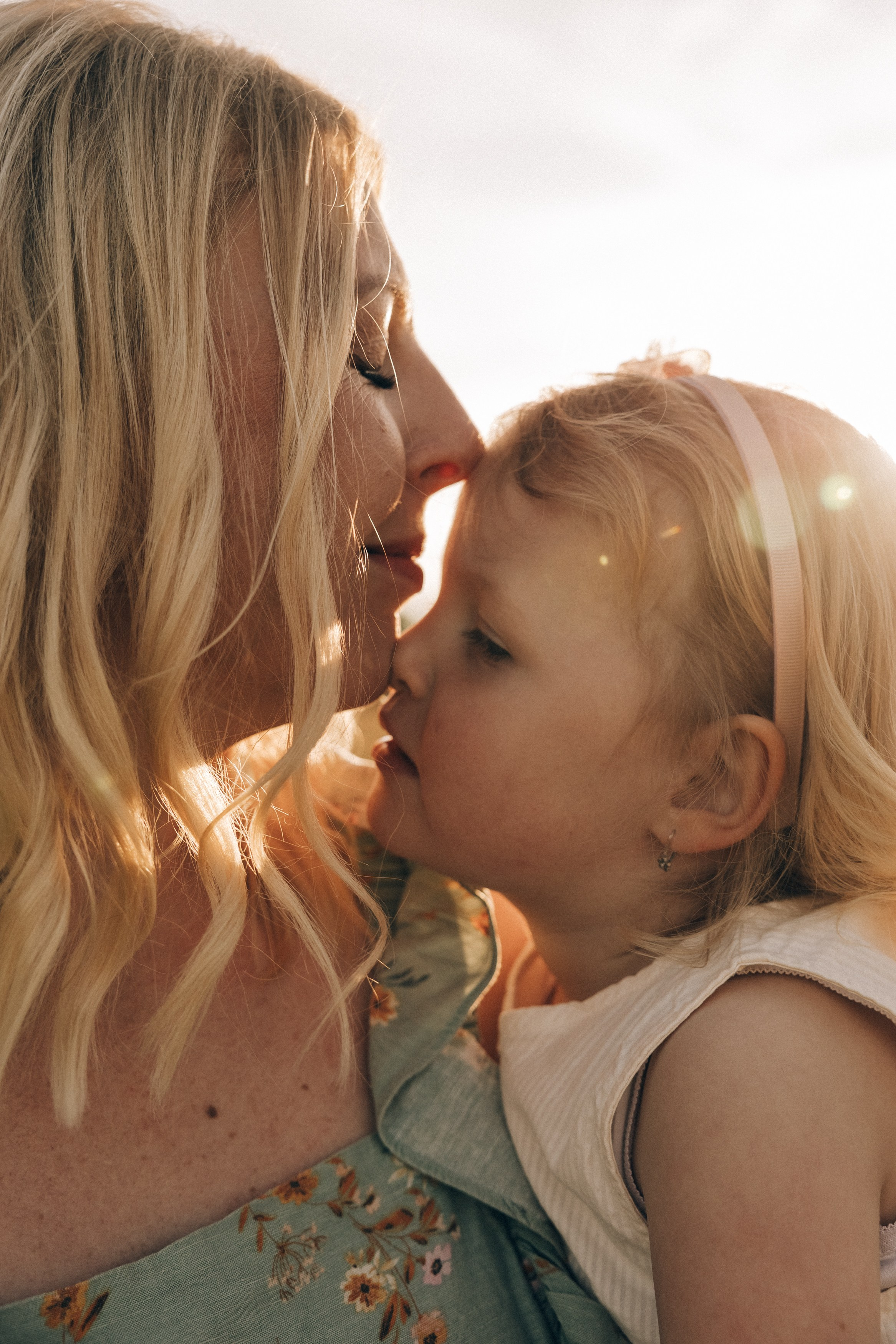 Family photoshoot in a daisy meadow at golden hour — natural light, warm tones, candid moments between a mother and her daughters. Lifestyle and Family Photographer in Pisek Oxana Telupilova