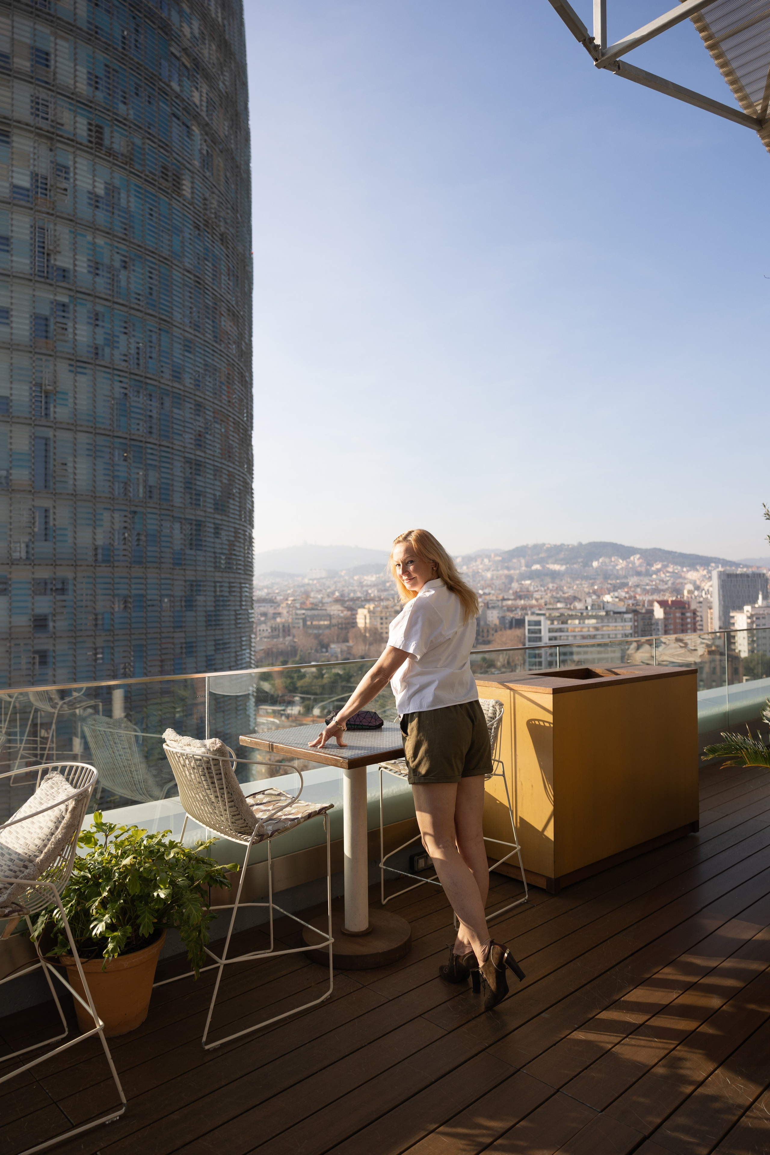 Séance photo de marque personnelle au Hoxton, Poblenou sur le toit. Eugénie Smirnova — Photographe à Toulouse et dans le Sud-Ouest