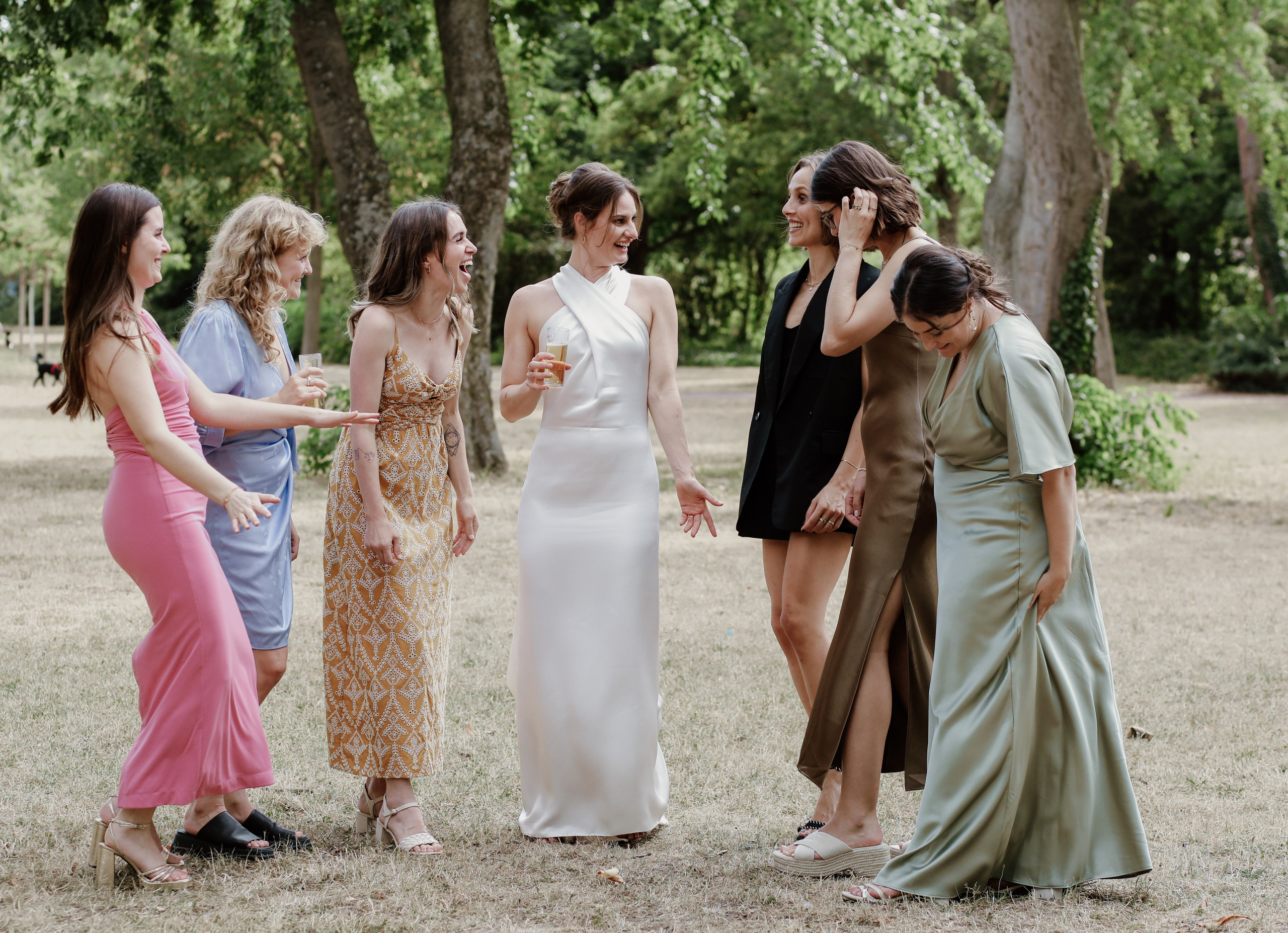 Gruppenfoto bei der Hochzeitsfeier im Schlösschen Limburgerhof – natürliche Reportage