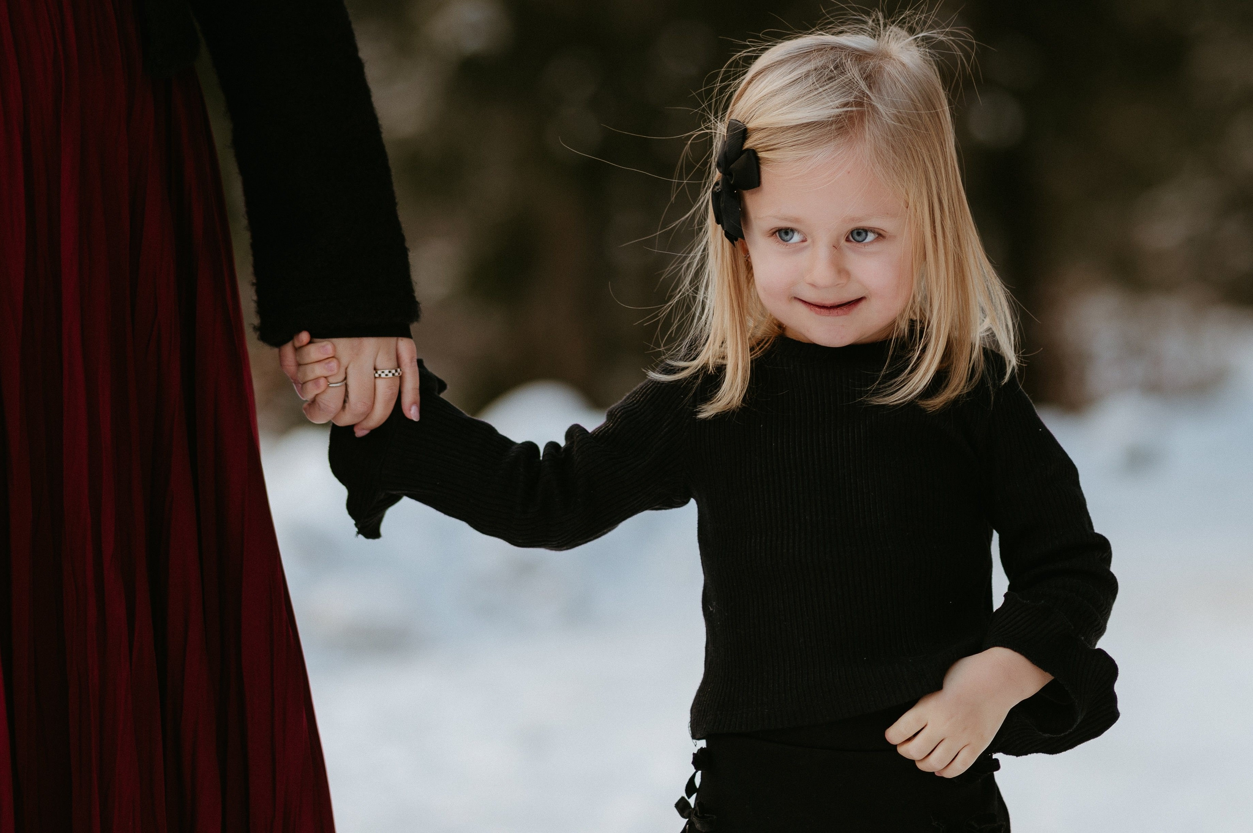Ședință Foto de Familie la Munte – Fotografii de Iarnă în Lupcina. Valentin Melen - fotograf de nunta 🤍