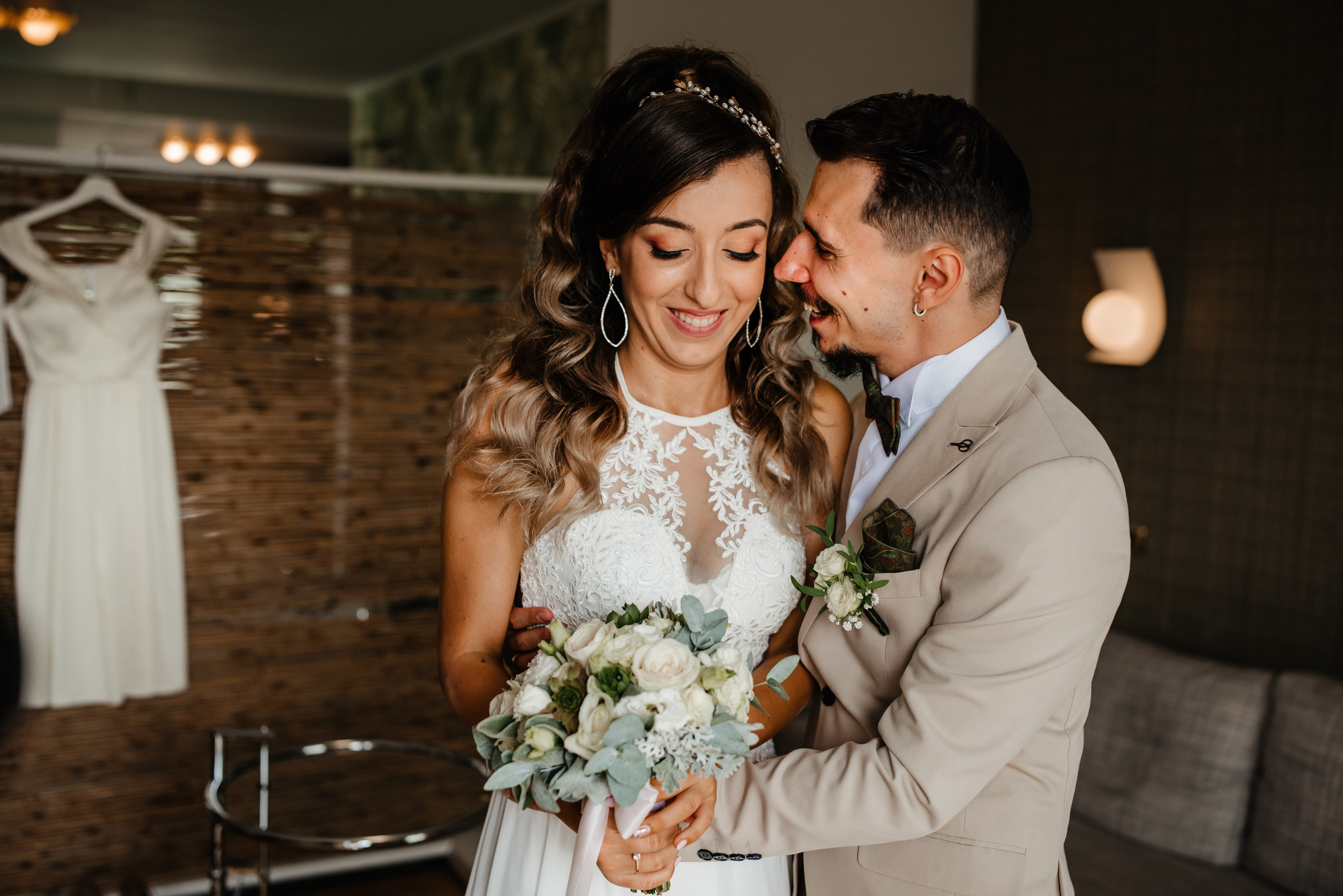 Radu Rahovan Fotograf de nuntă Cluj – mire care vede mireasa prima datǎ la pregatiri și ii înmâneazǎ un buchet de flori.