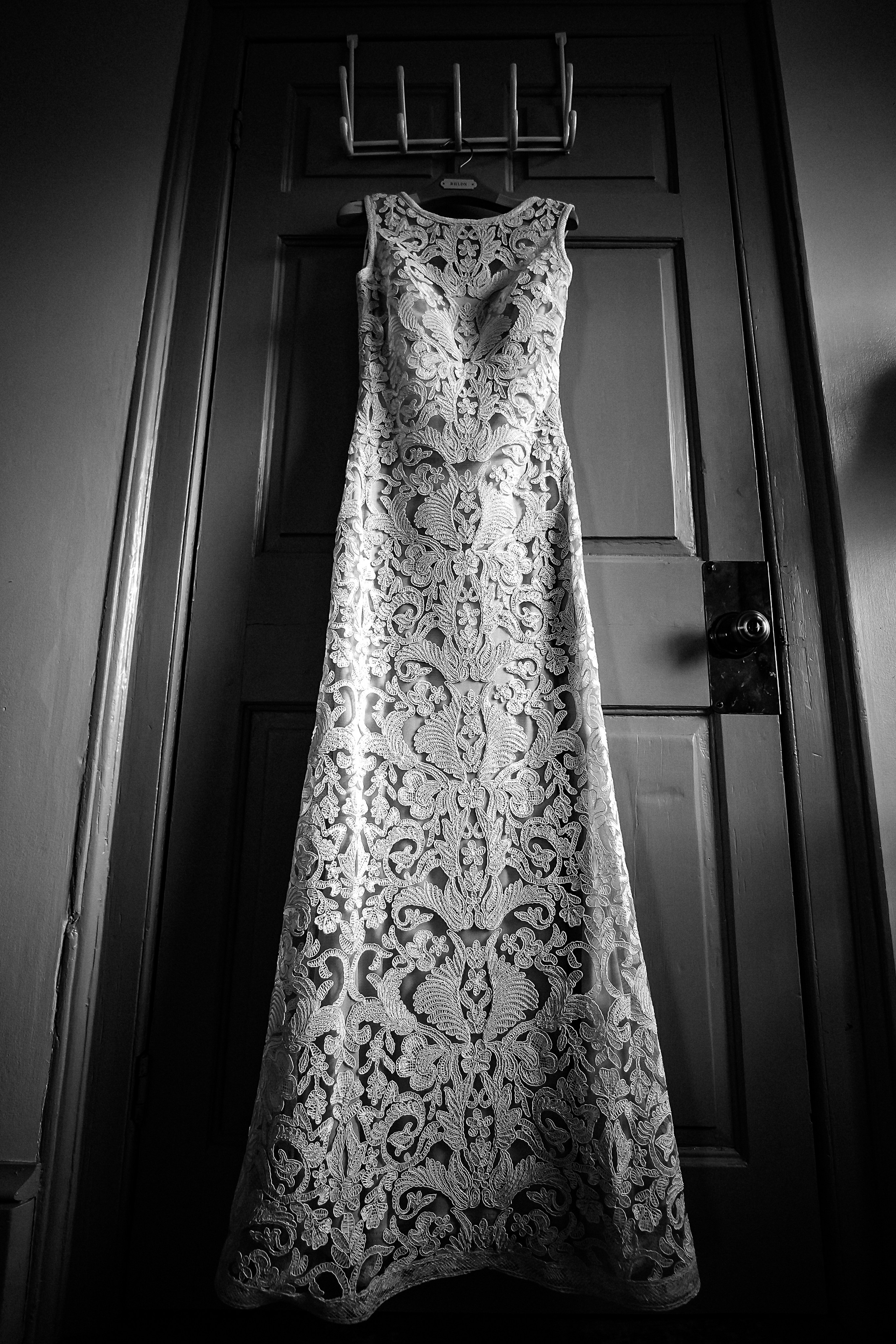 Фотограф в Ирландии Дублин свадьба утро фотки лучший топ свадебный красивая невеста дом дверь платье