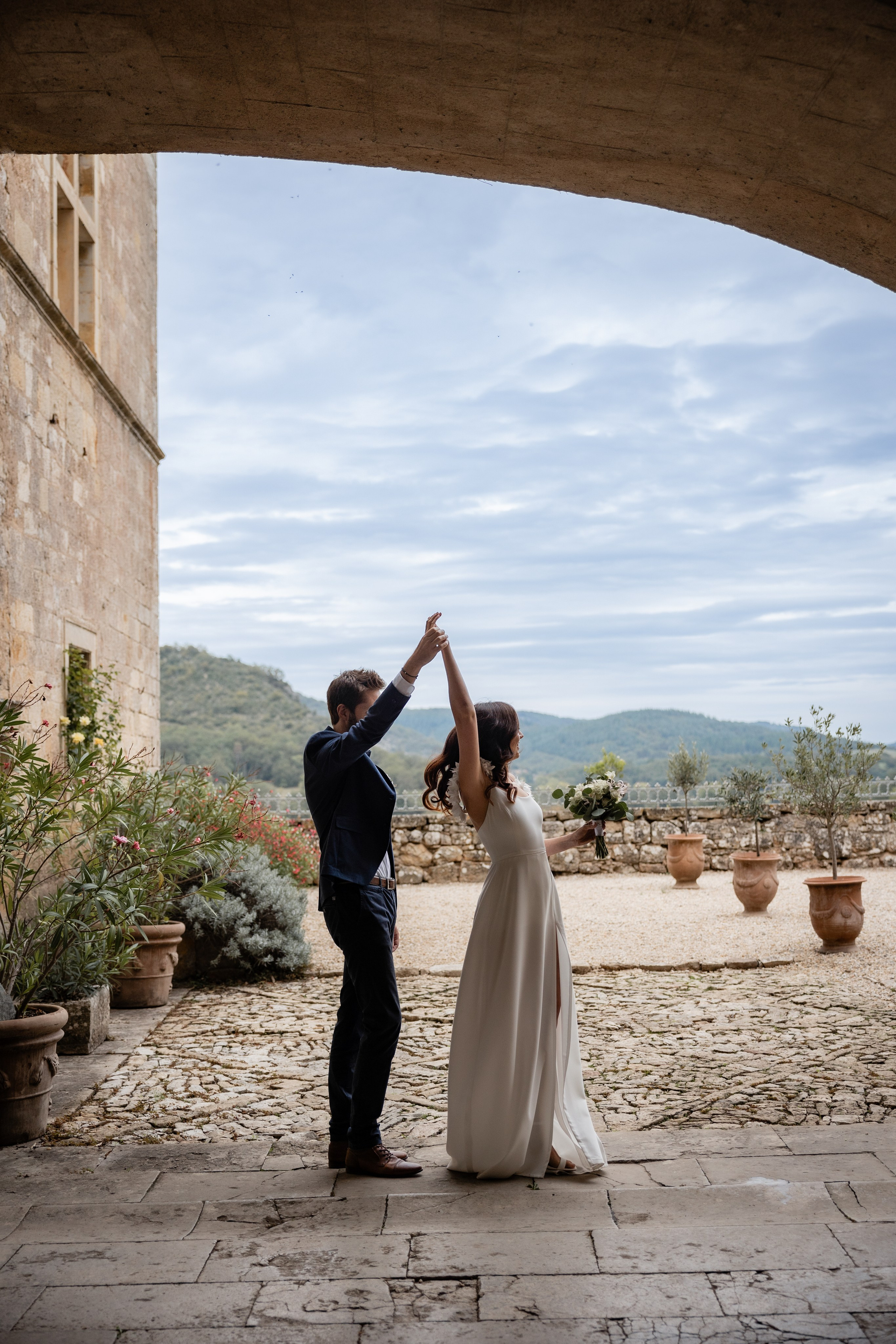 Mariage au château français. Elopement au Château de Cénevières. Eugénie Smirnova — Photographe à Toulouse et dans le Sud-Ouest