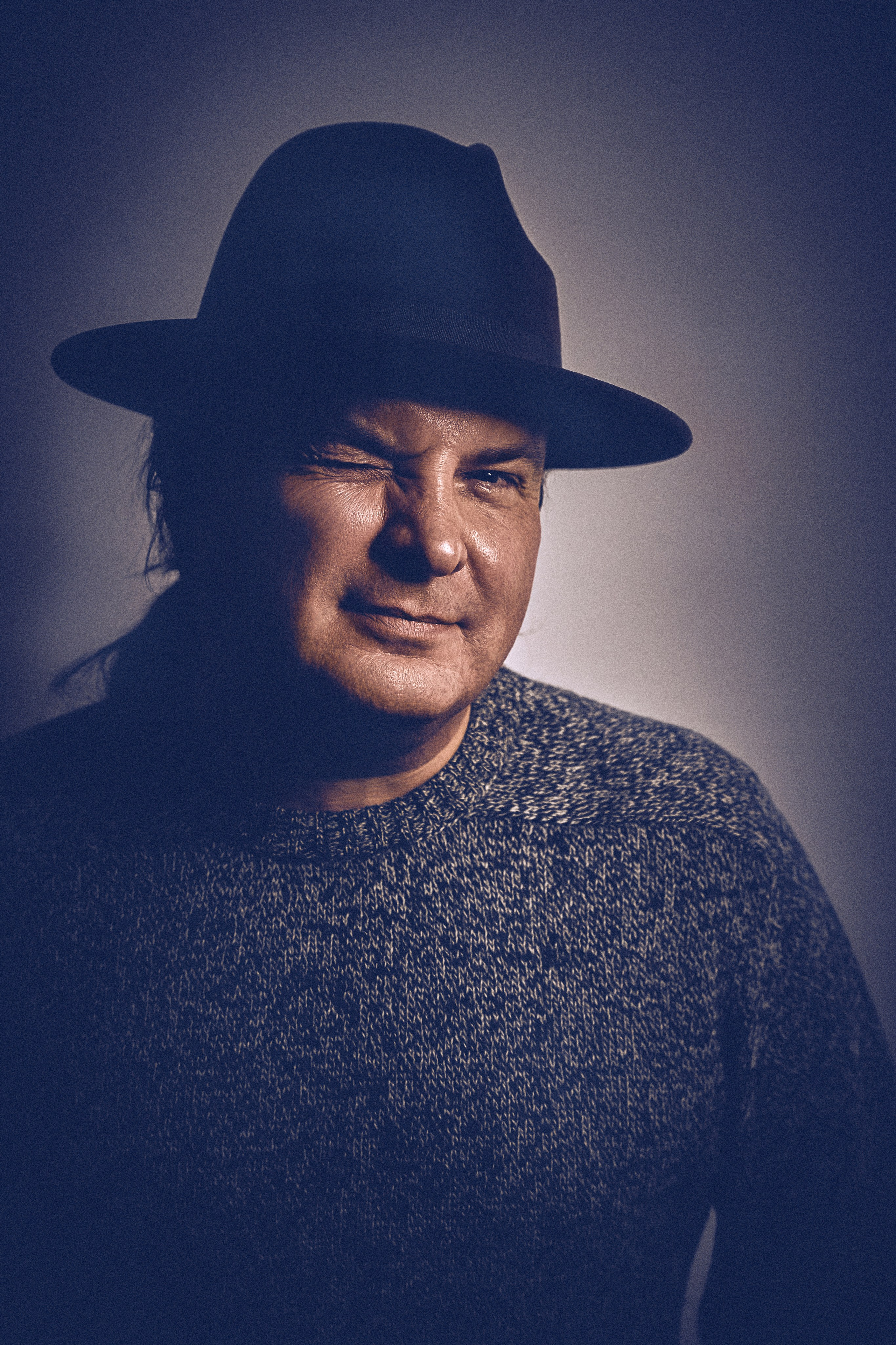 Profesjonalna sesja portretowa w studio fotograficznym - Fotograf Portretowy Andriej Szypiłow - Portret Starego Kumpla w Kolumbijskim Wydaniu - Co kapelusz robi z Człowiekiem?..