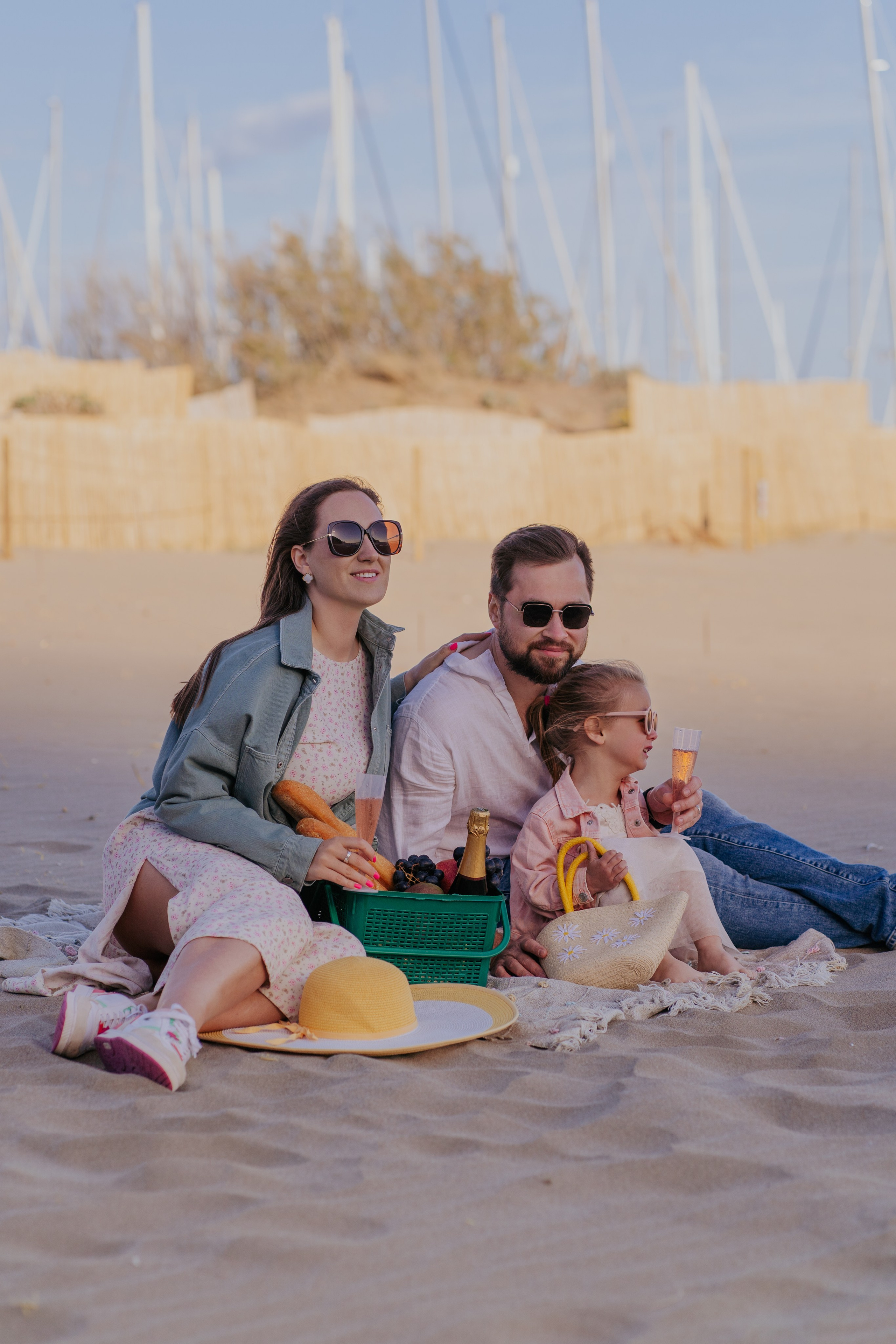 Family Barcelona on the sea. DiaFoto — Wow Photographer in Barcelona | Premium Barcelona Photoshoot Experience