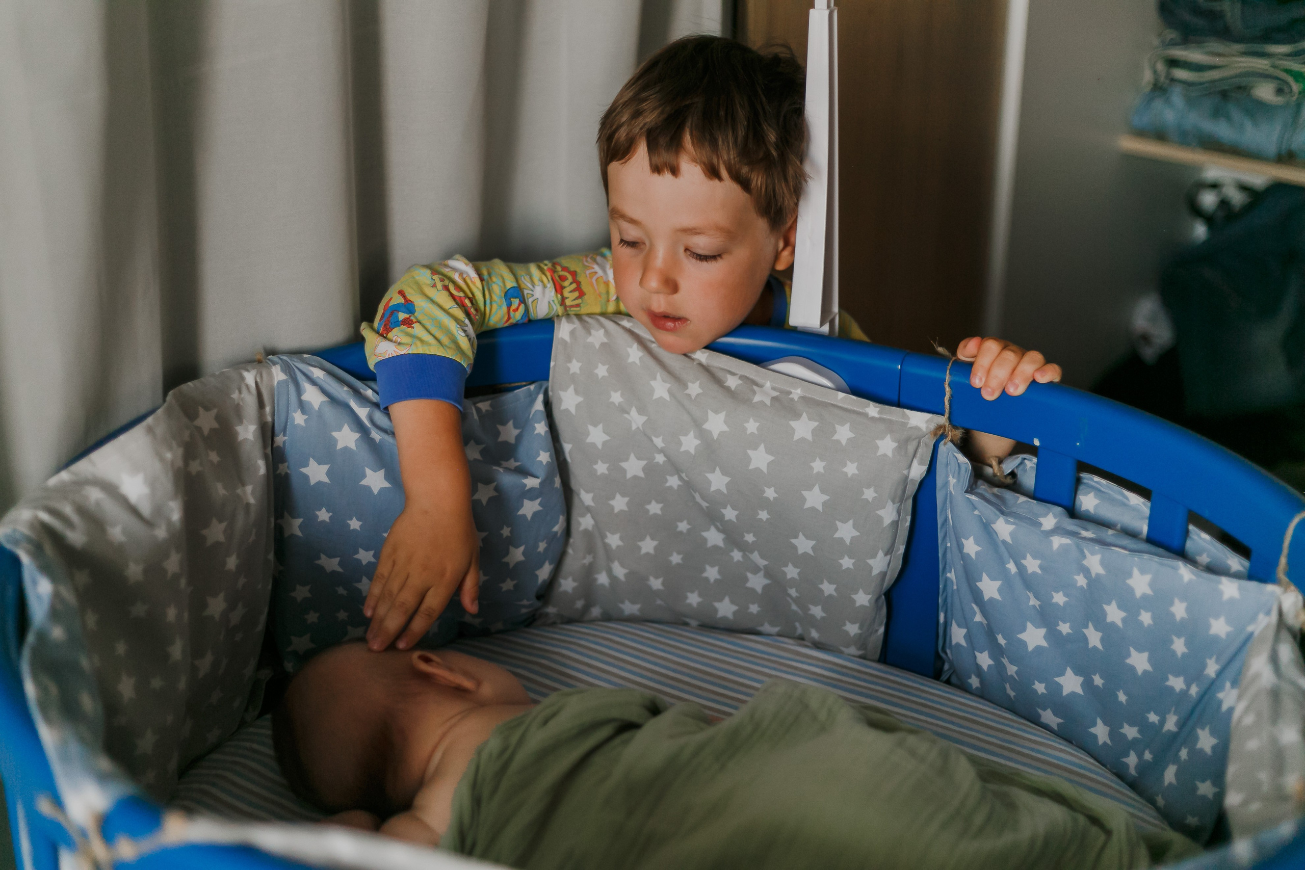 Fotos de una familia numerosa temprano en la mañana. Fotógrafo de retrato, familia y reportajes en Valencia | España | Europa Vitalii Lumier