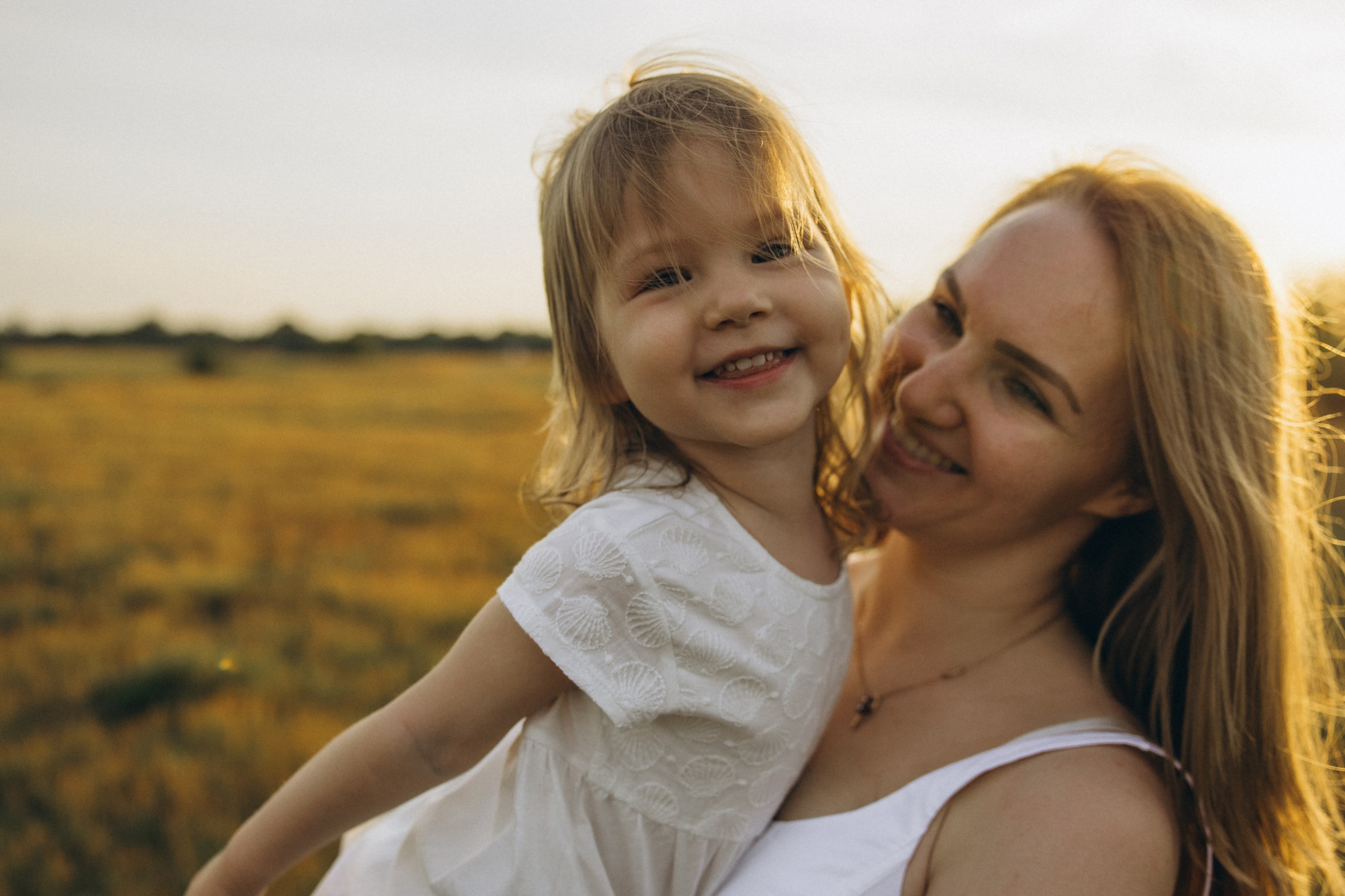Familienshooting bei Sonnenuntergang. Familien & Hochzeitfotografin Nadja Holzmann