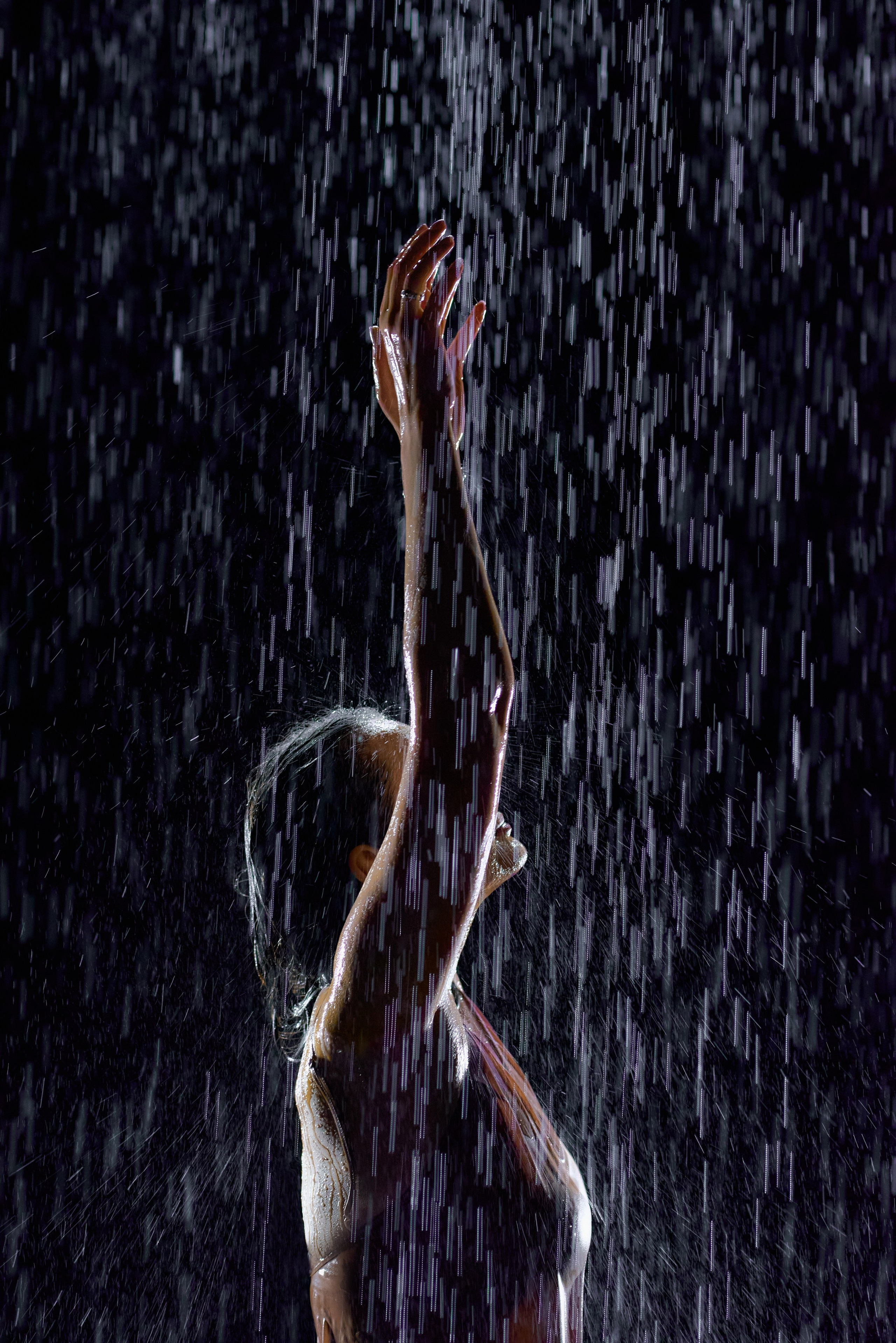 Delikatna sesja zdjęciowa z wodą i kwiatami – magia światła i odbić. Portrait & Fashion Photographer | Сannes, Paris, Monaco, Dubai, Kyiv — - Alisa Postnykova