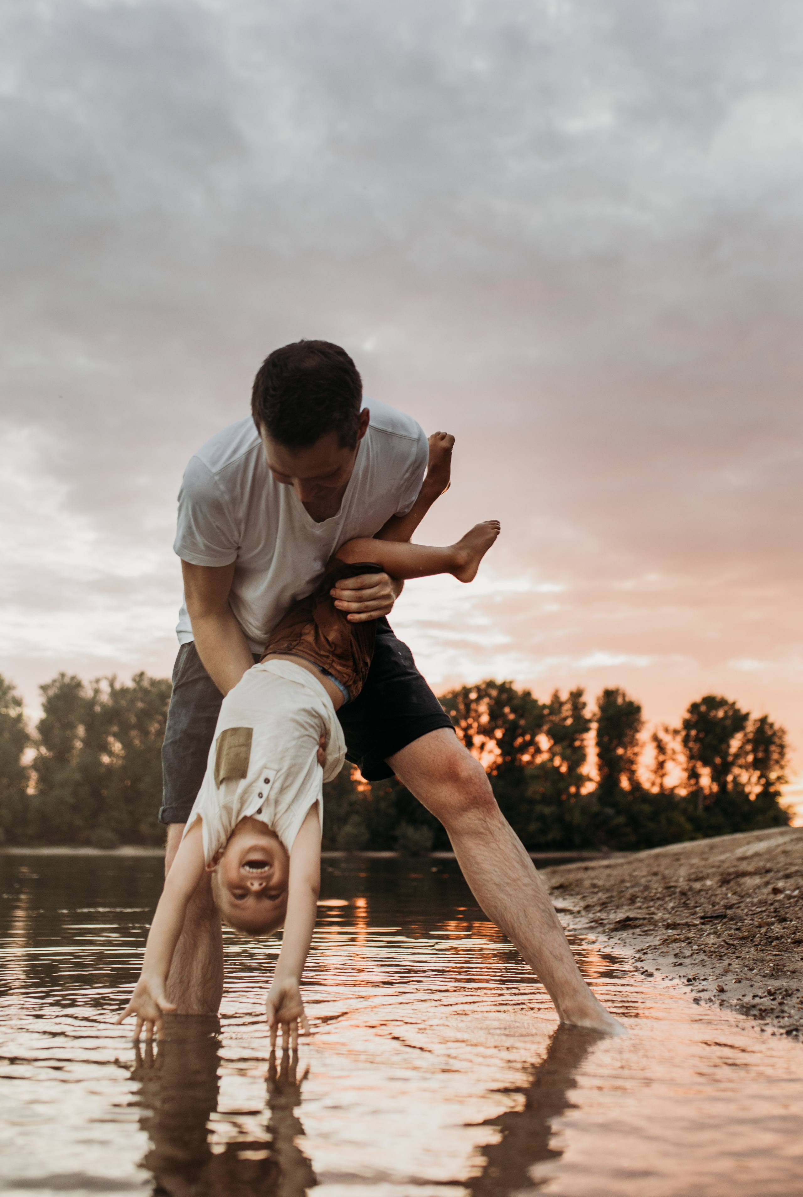Vater und sein Sohn spielen auf dem Strand beim Familienshooting in der Nähe von Heidelberg.